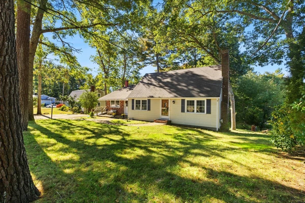 Single Family Residence at 286 Pembroke St, Kingston MA 02364, photo 5 of 42