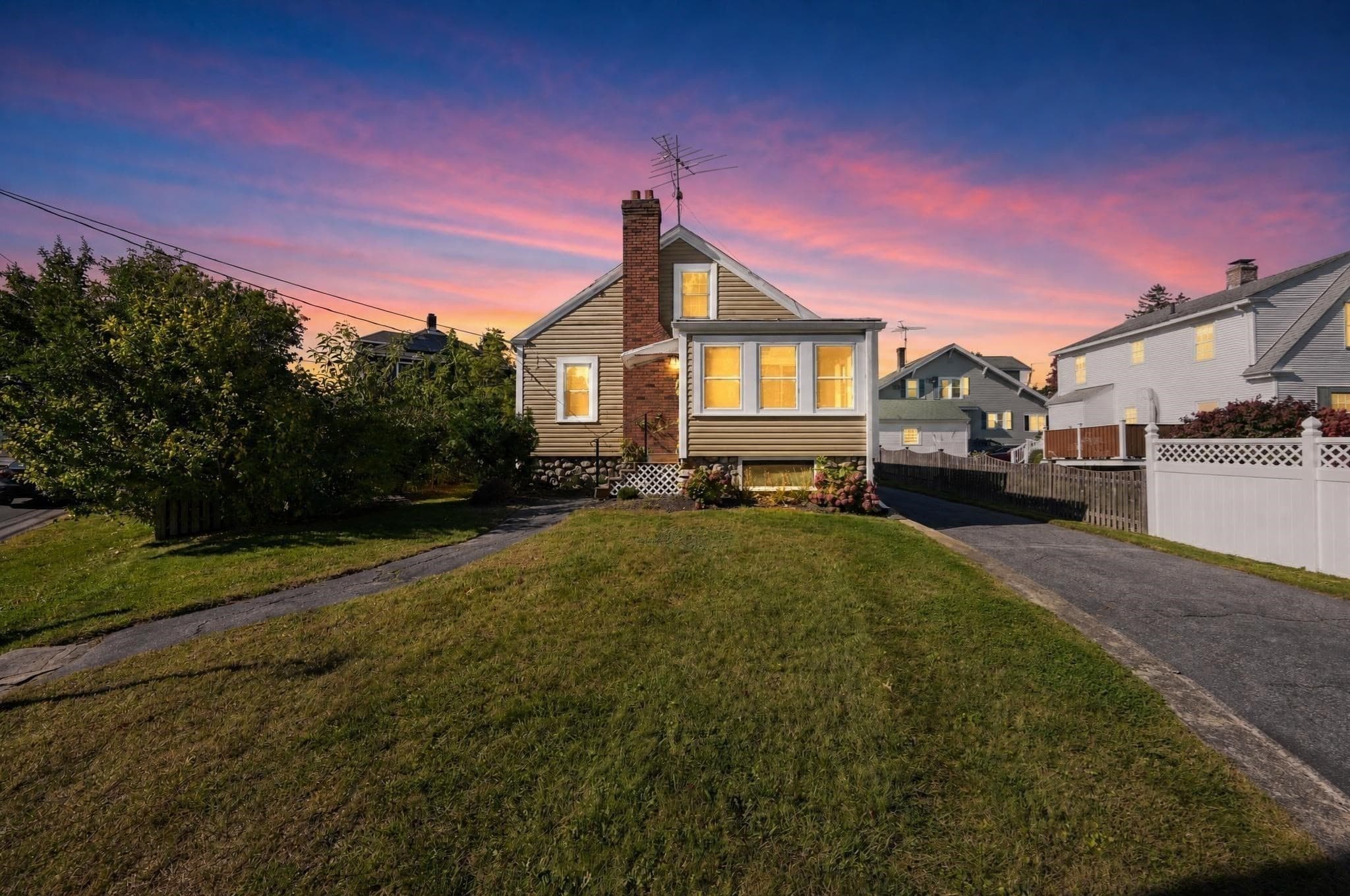 Single Family Residence at 85 Quinapoxet Ln, Worcester MA 01606, Worcester, photo 2 of 26