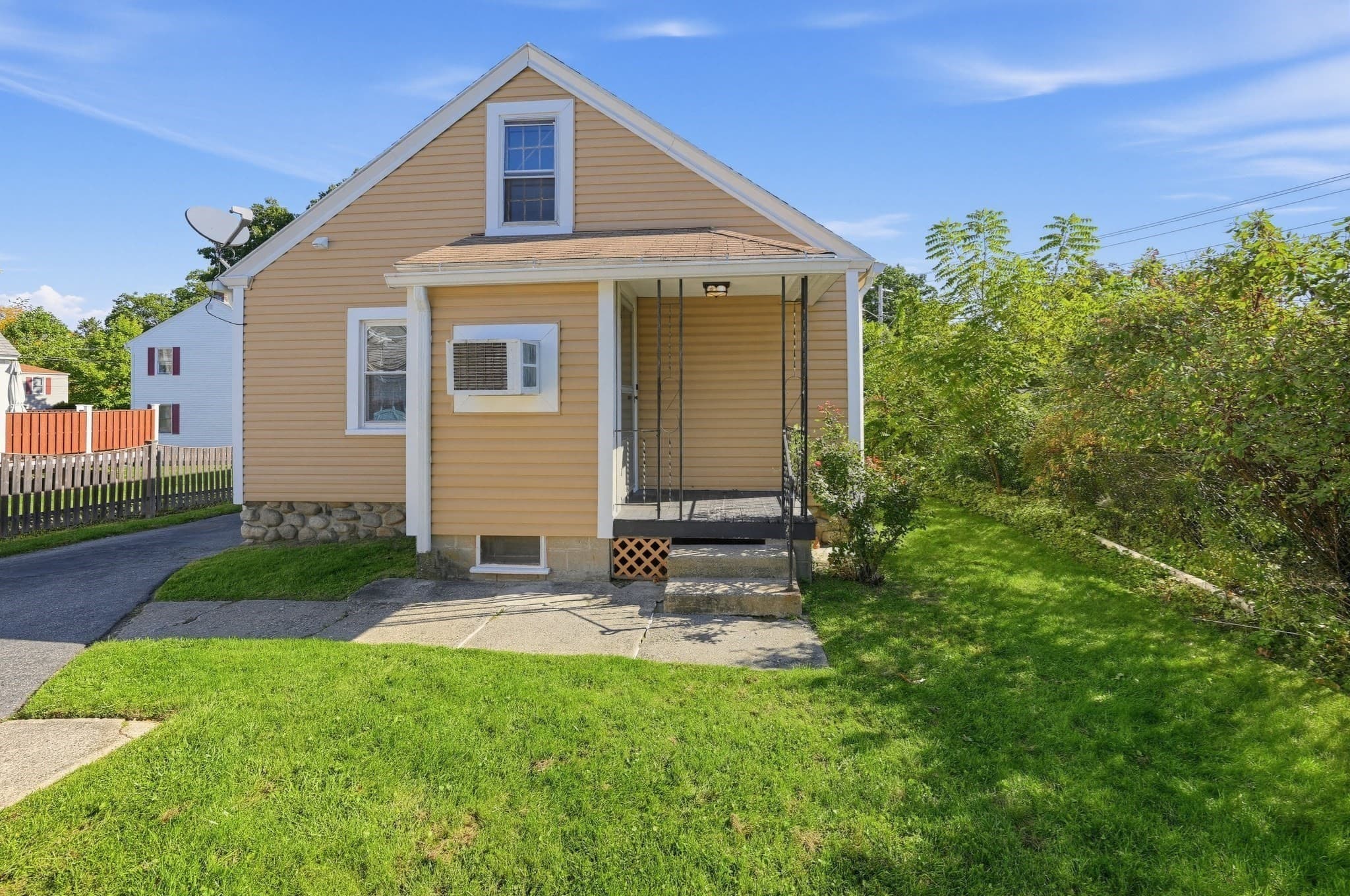 Single Family Residence at 85 Quinapoxet Ln, Worcester MA 01606, Worcester, photo 4 of 26
