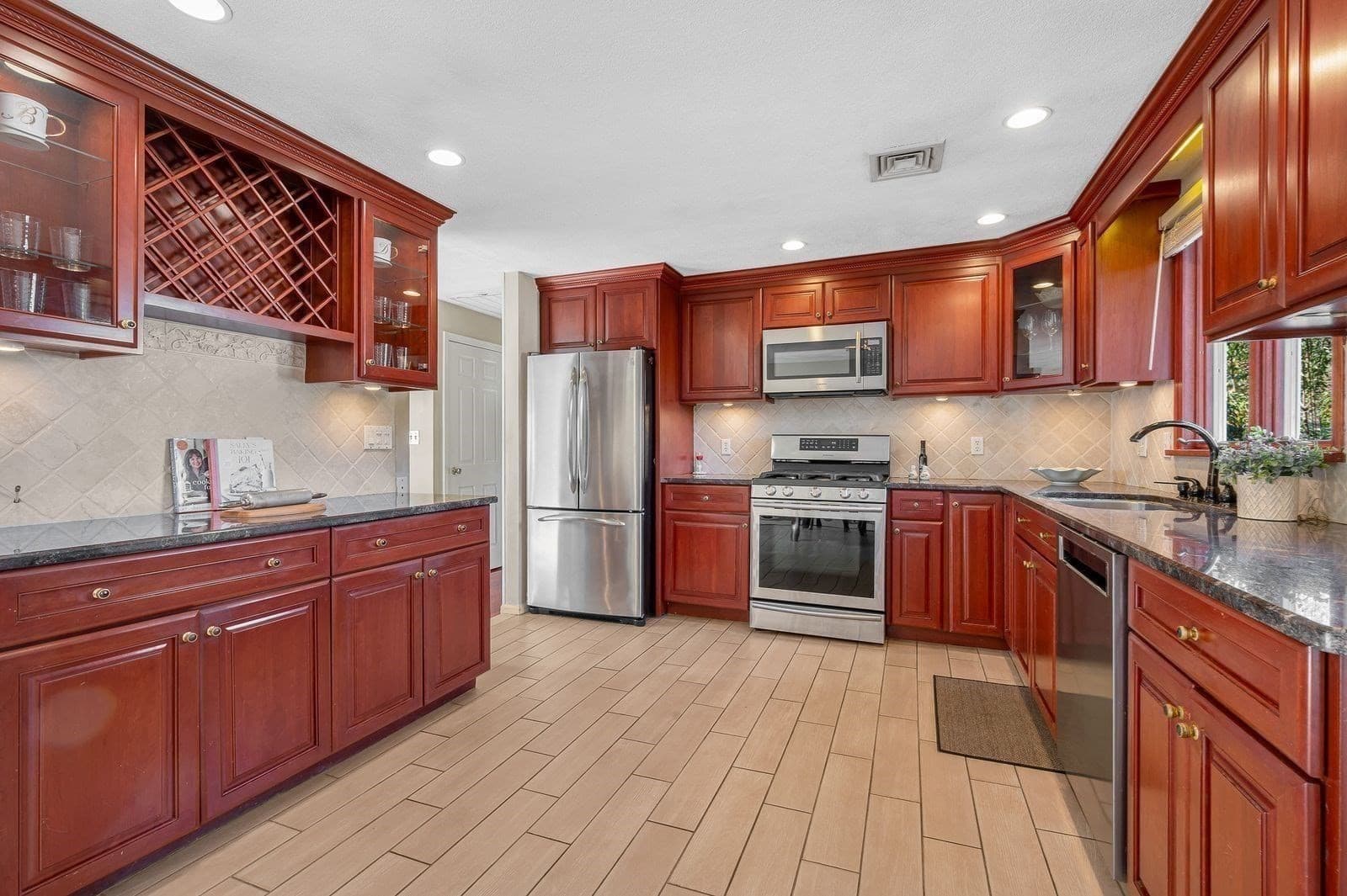 Single Family Residence at 3 Jennifer Dr, Saugus MA 01906, Saugus, photo 6 of 41