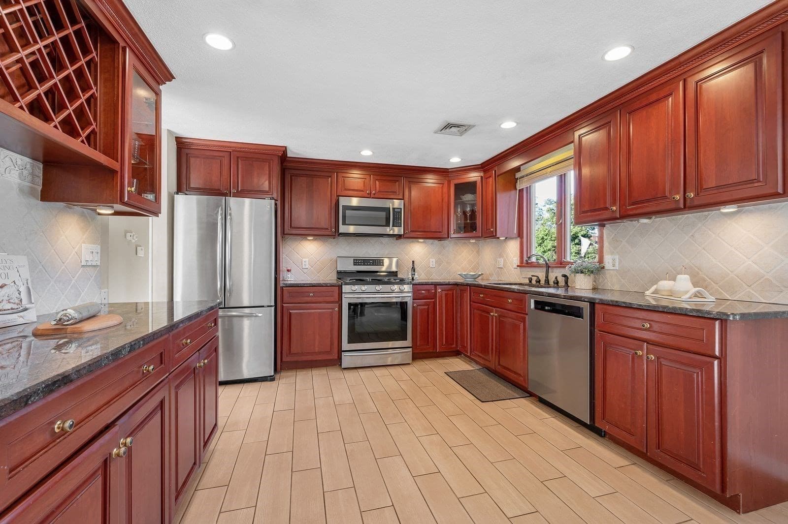 Single Family Residence at 3 Jennifer Dr, Saugus MA 01906, Saugus, photo 5 of 41