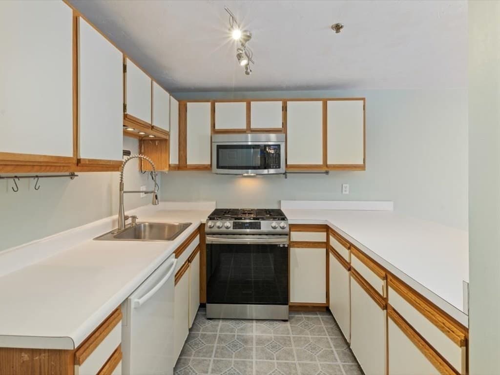 Condominium at 360 Littleton Rd # F2, Chelmsford MA 01824, Chelmsford, photo 9 of 40