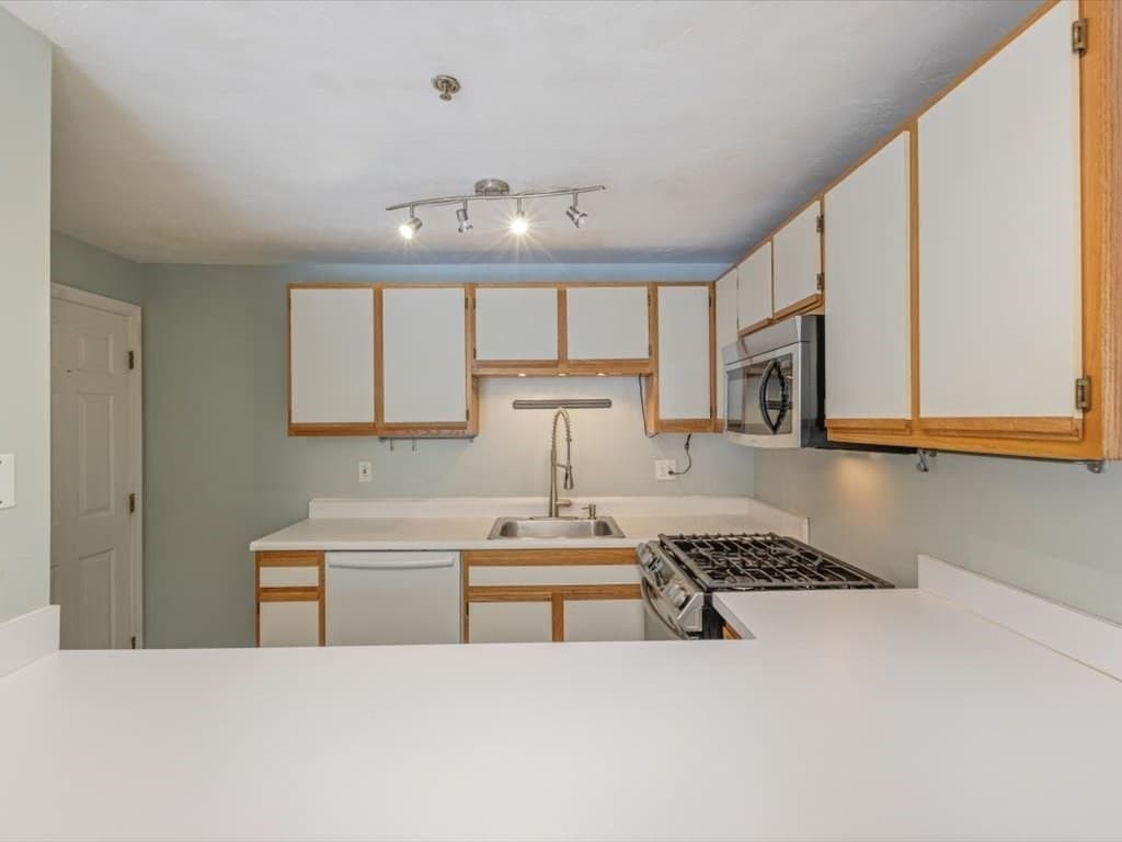 Condominium at 360 Littleton Rd # F2, Chelmsford MA 01824, Chelmsford, photo 8 of 40