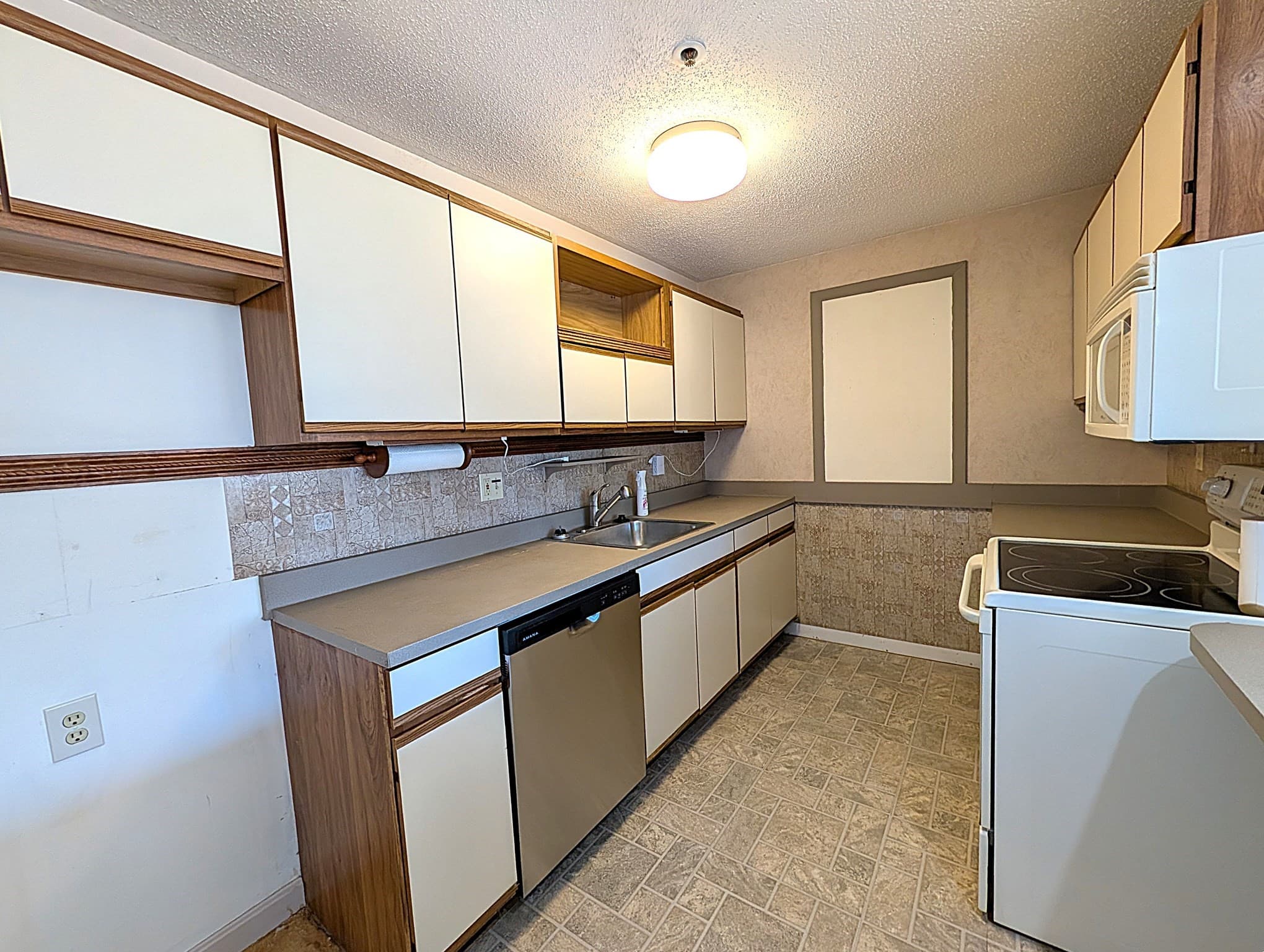 Condominium at 36 Dunham Rd # 402, Beverly MA 01915, Beverly, photo 10 of 42