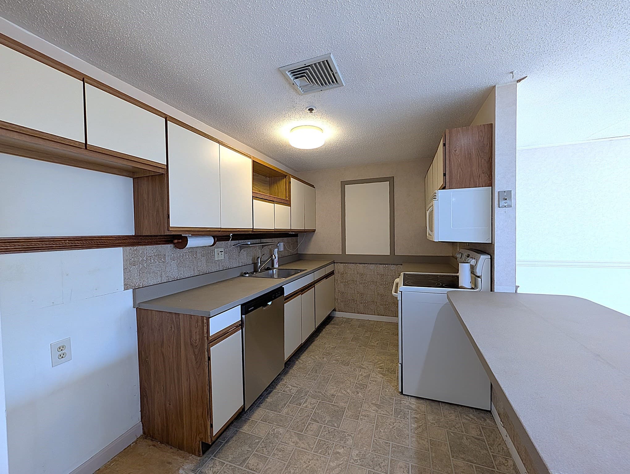 Condominium at 36 Dunham Rd # 402, Beverly MA 01915, Beverly, photo 18 of 42