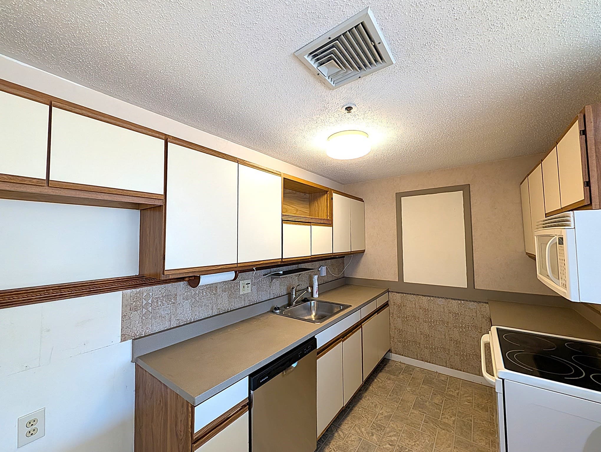 Condominium at 36 Dunham Rd # 402, Beverly MA 01915, Beverly, photo 11 of 42