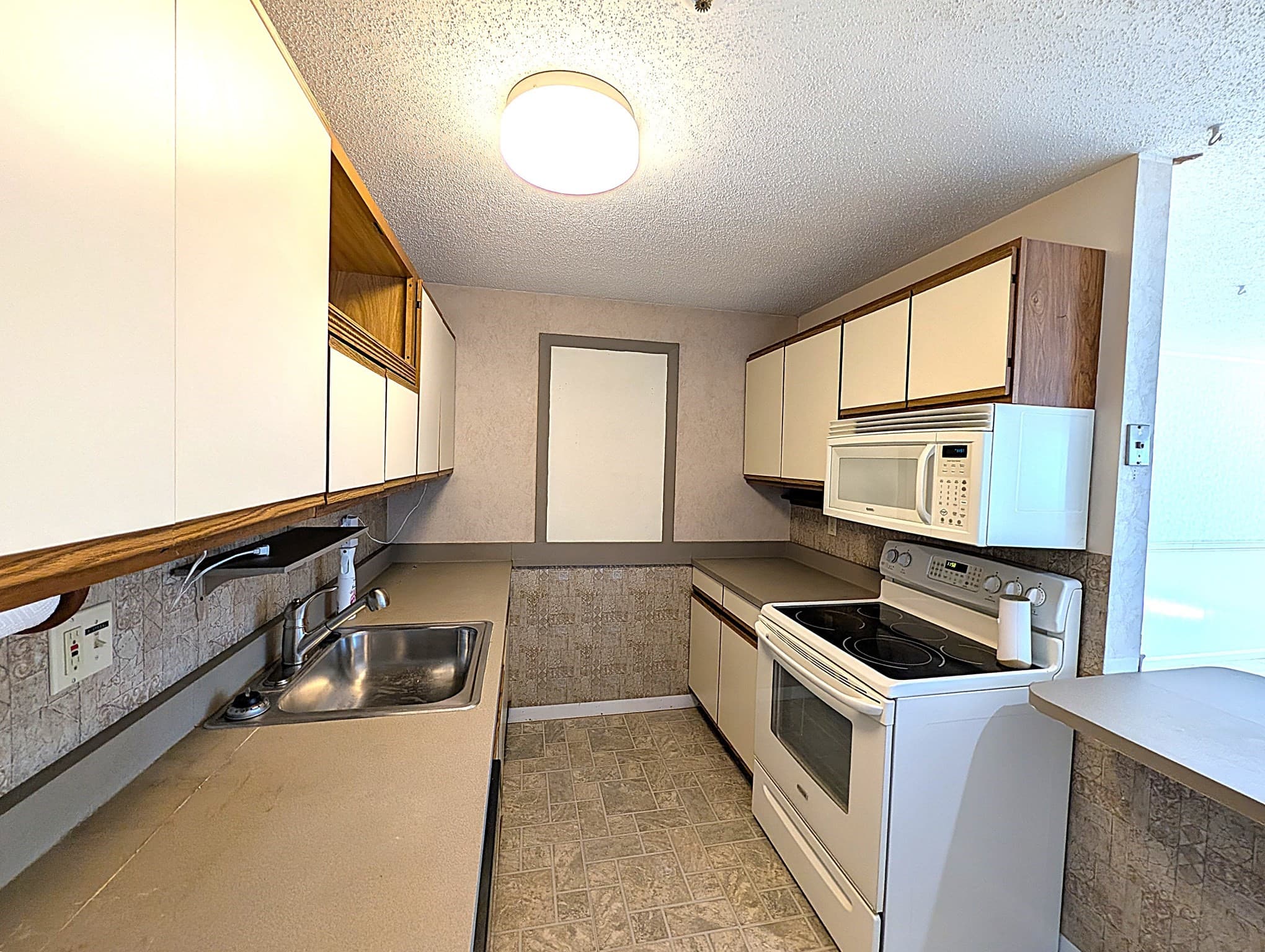Condominium at 36 Dunham Rd # 402, Beverly MA 01915, Beverly, photo 8 of 42