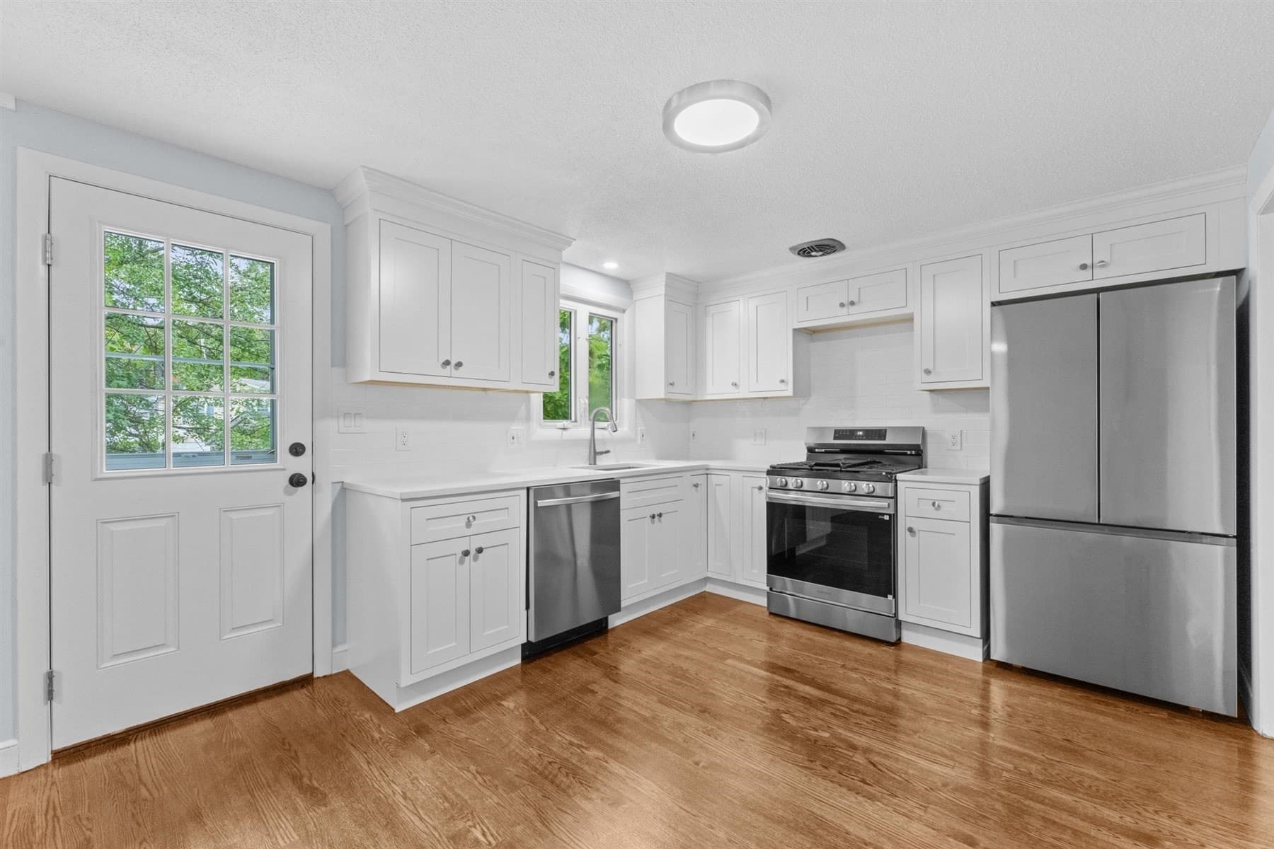 Single Family Residence at 100 Middle St, Woburn MA 01801, Woburn, photo 2 of 22