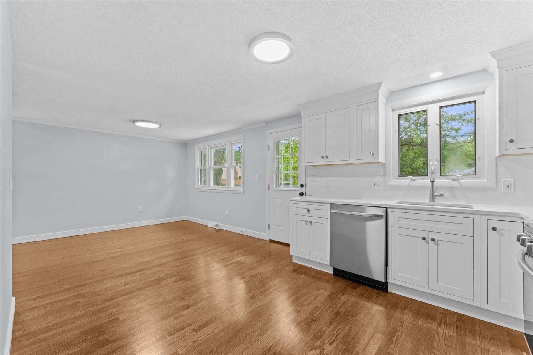 Single Family Residence at 100 Middle St, Woburn MA 01801, Woburn, photo 3 of 22