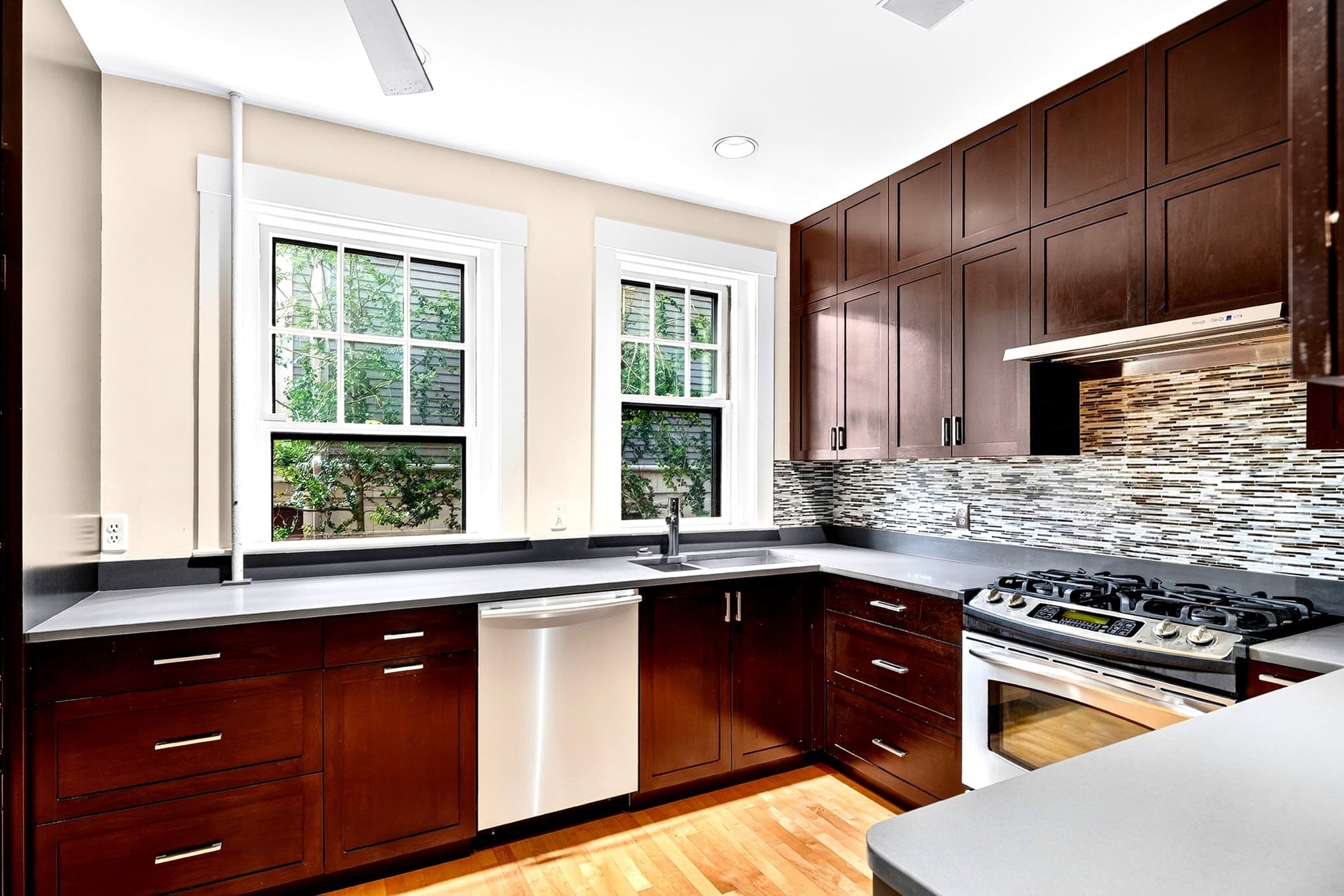 Condominium at 31 Linnaean St # 2, Cambridge MA 02138, Cambridge, photo 26 of 37