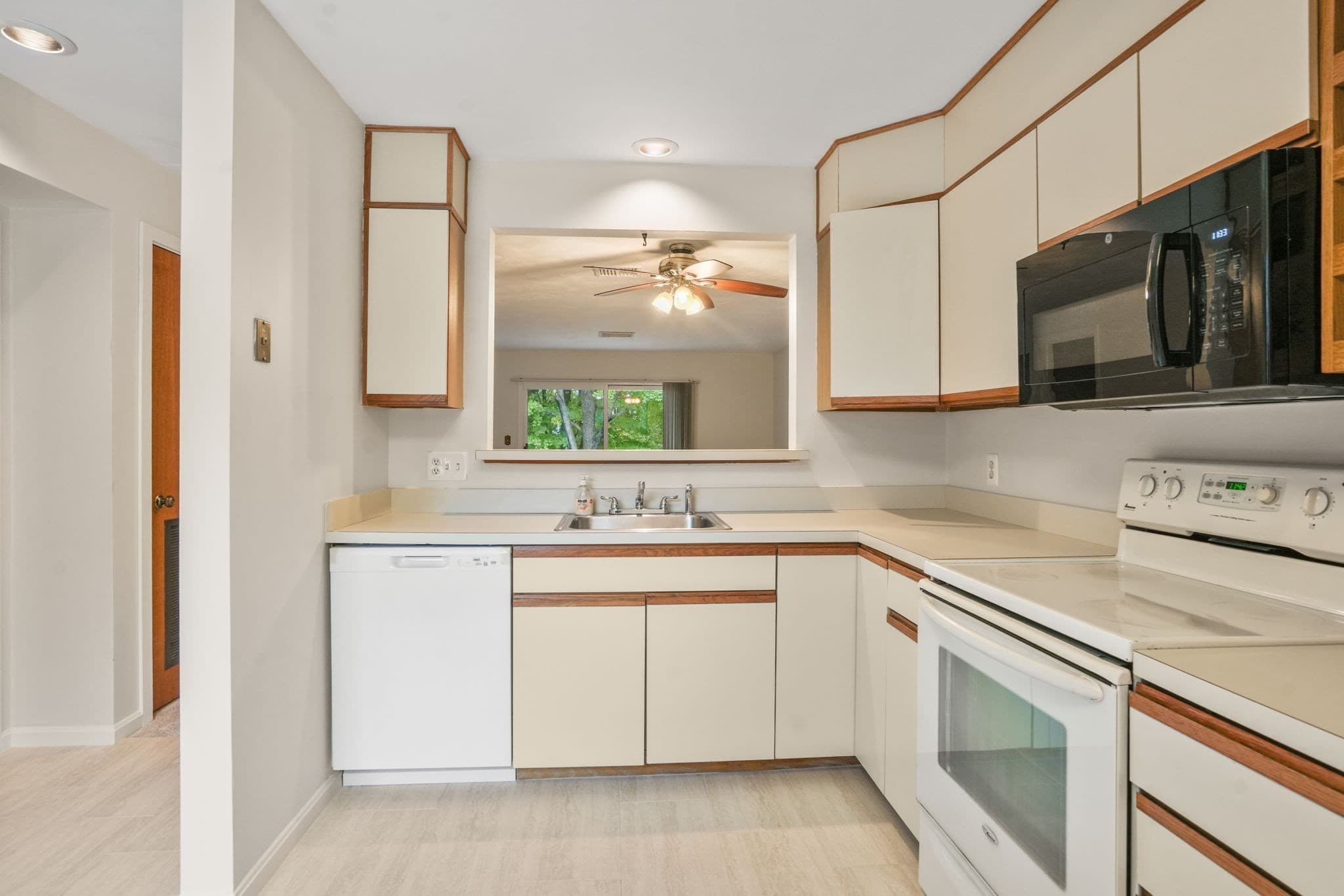 Condominium at 330 Sunderland Rd # 22, Worcester MA 01604, Worcester, photo 6 of 37
