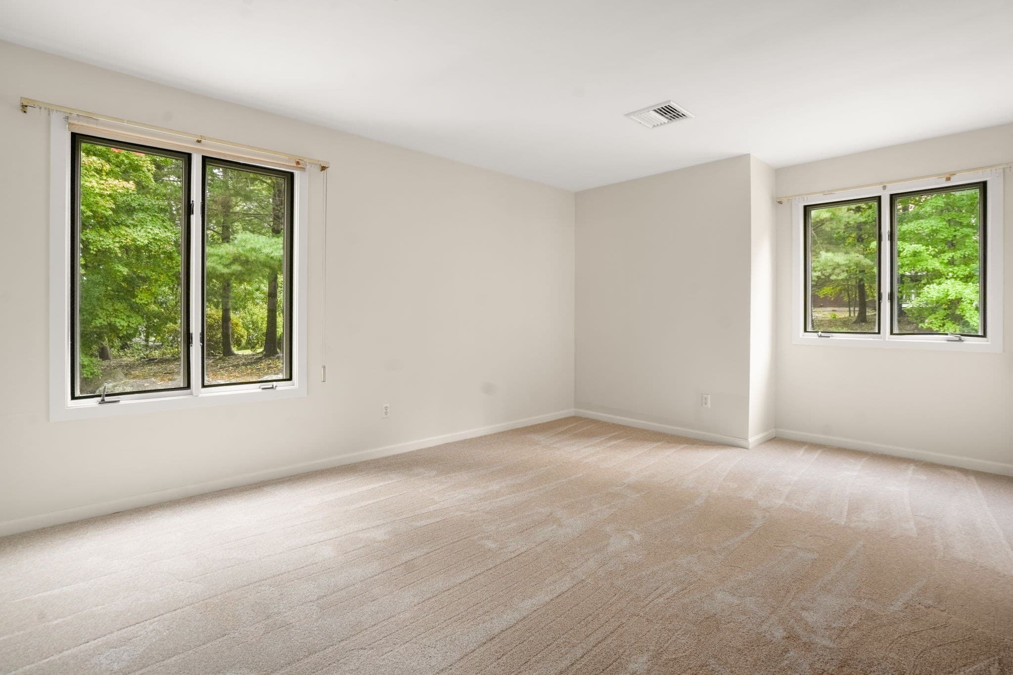 Condominium at 330 Sunderland Rd # 22, Worcester MA 01604, Worcester, photo 12 of 37