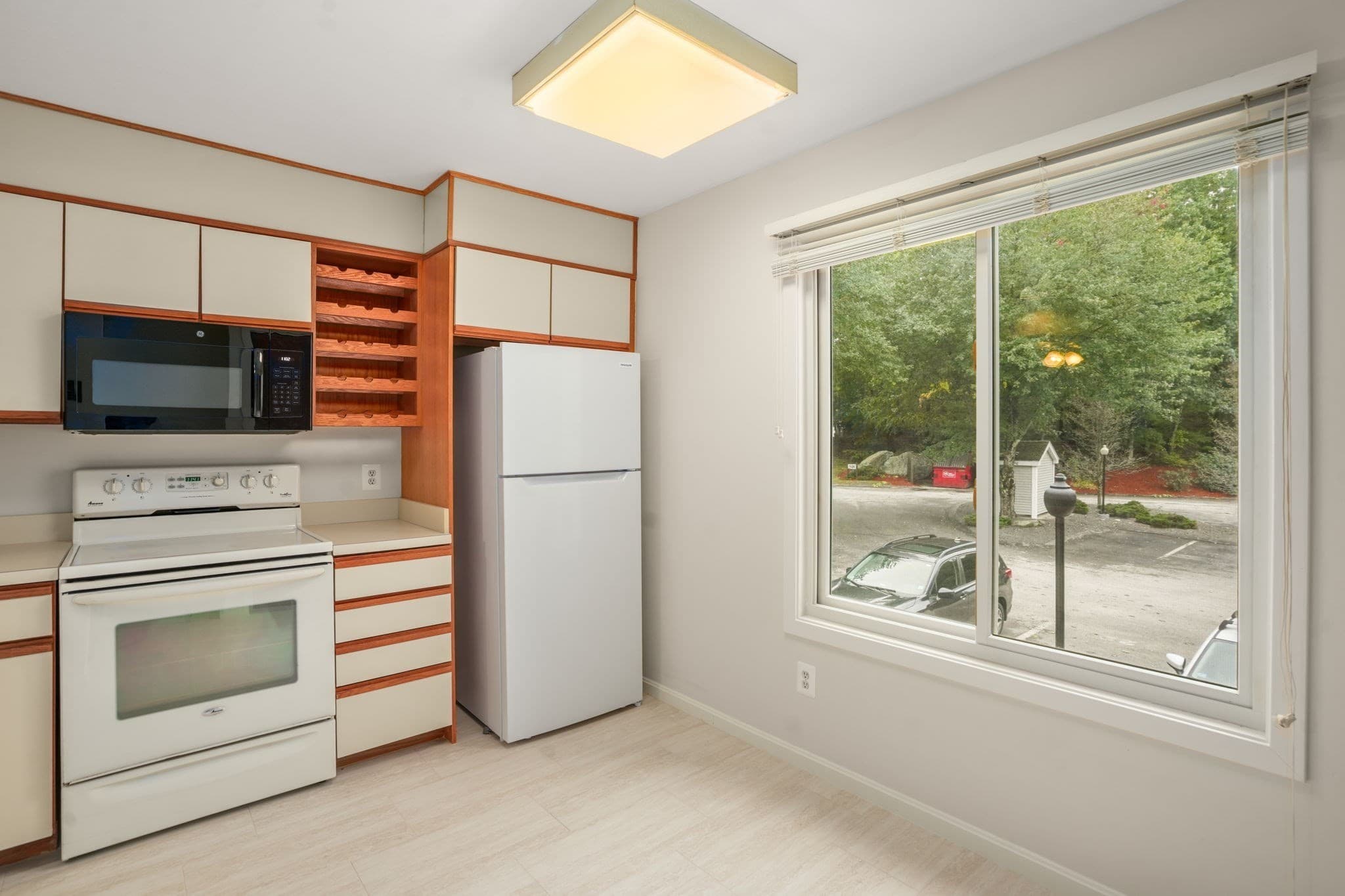 Condominium at 330 Sunderland Rd # 22, Worcester MA 01604, Worcester, photo 3 of 37