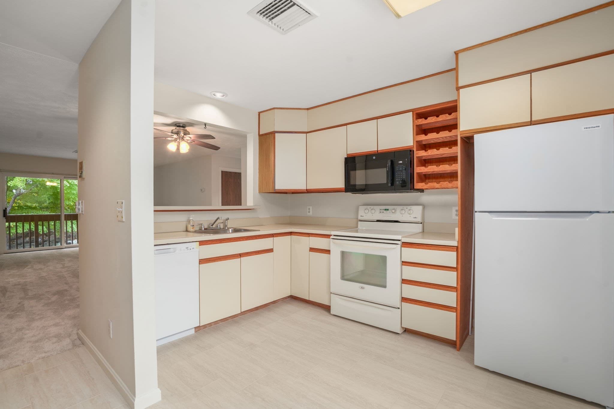Condominium at 330 Sunderland Rd # 22, Worcester MA 01604, Worcester, photo 5 of 37