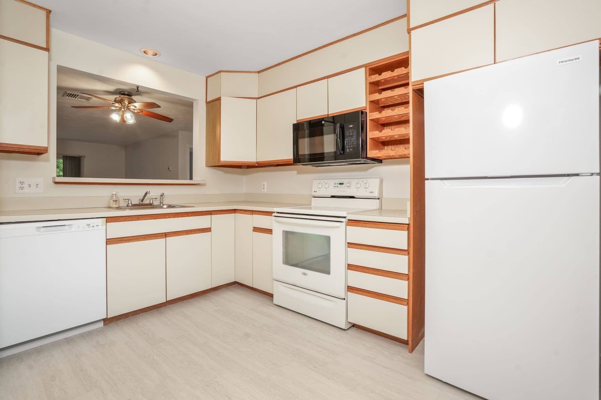 Condominium at 330 Sunderland Rd # 22, Worcester MA 01604, Worcester, photo 4 of 37