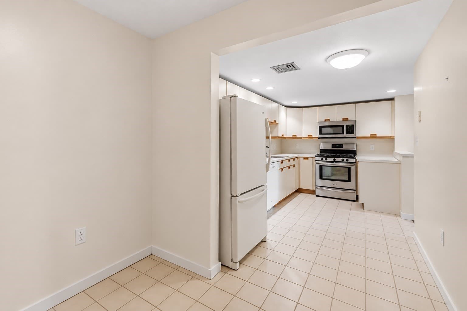 Condominium at 321 Place Ln # 321, Woburn MA 01801, Woburn, photo 13 of 27