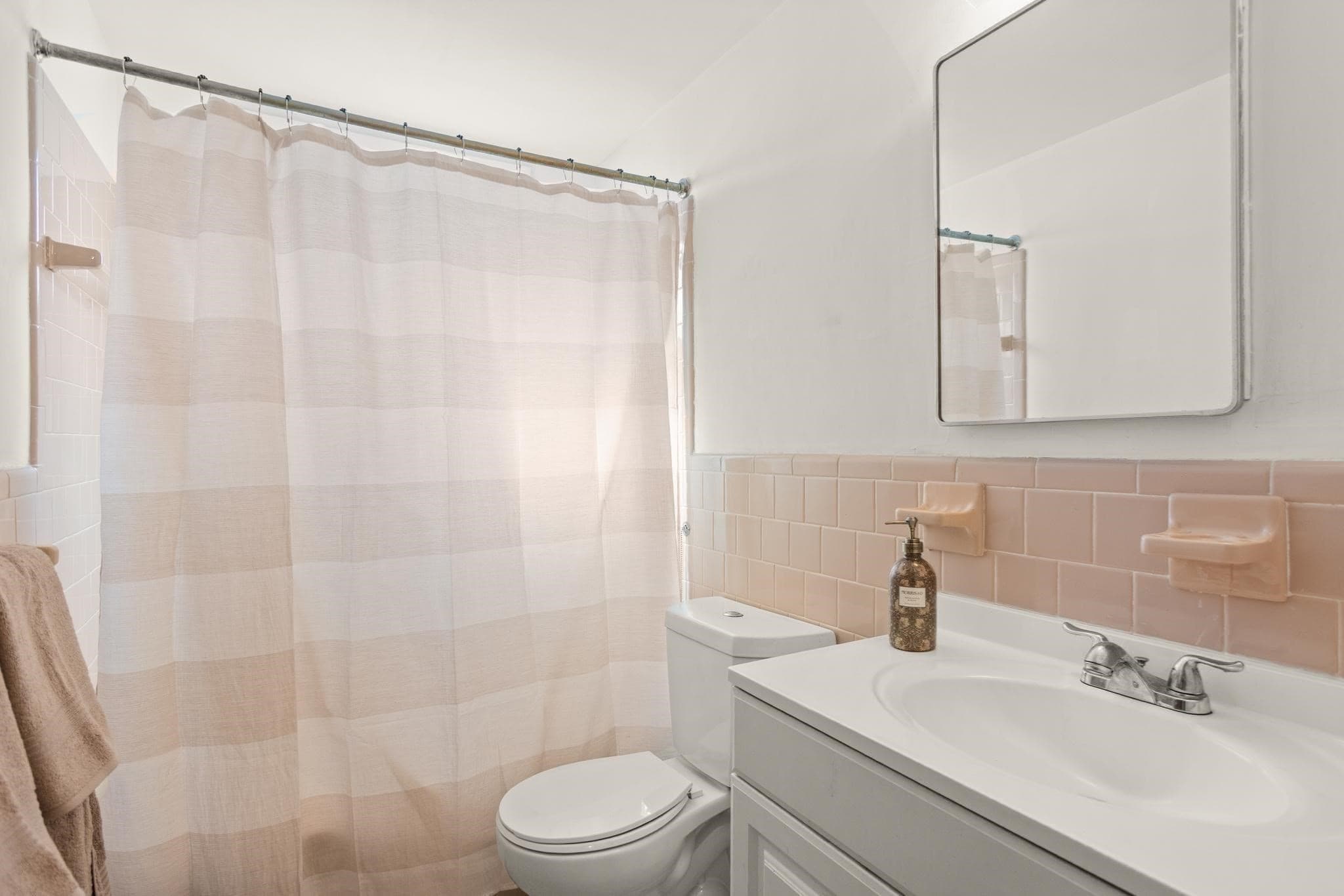 Condominium at 100 Magnolia Ave # 5, Lynn MA 01904, Lynn, photo 25 of 27
