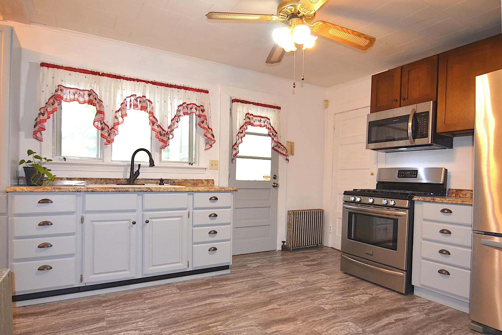 Single Family Residence at 31 Barber St, Springfield MA 01109, Springfield, photo 2 of 12