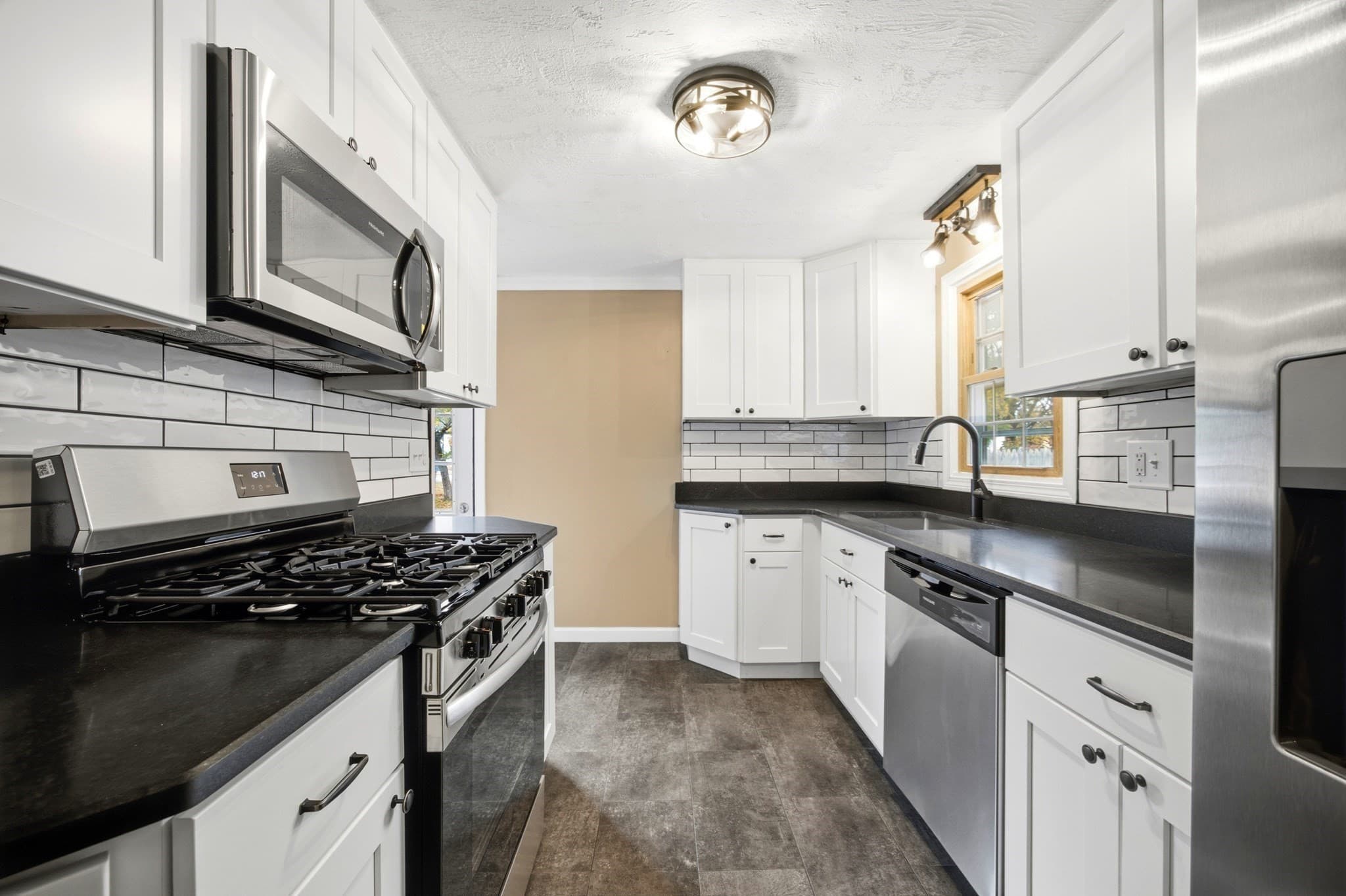 Single Family Residence at 114 Leatherleaf Dr, Springfield MA 01109, photo 6 of 35