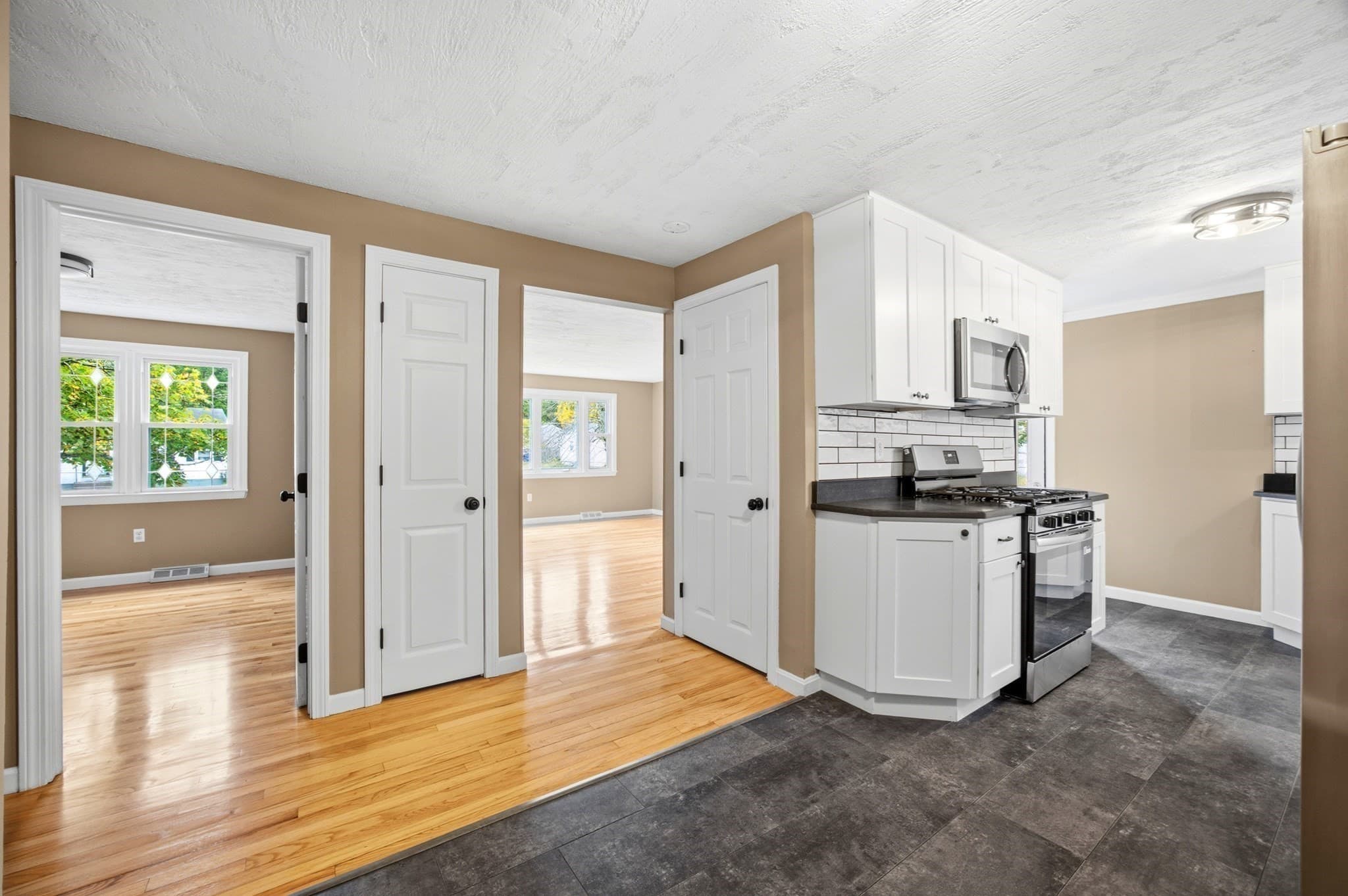 Single Family Residence at 114 Leatherleaf Dr, Springfield MA 01109, photo 8 of 35