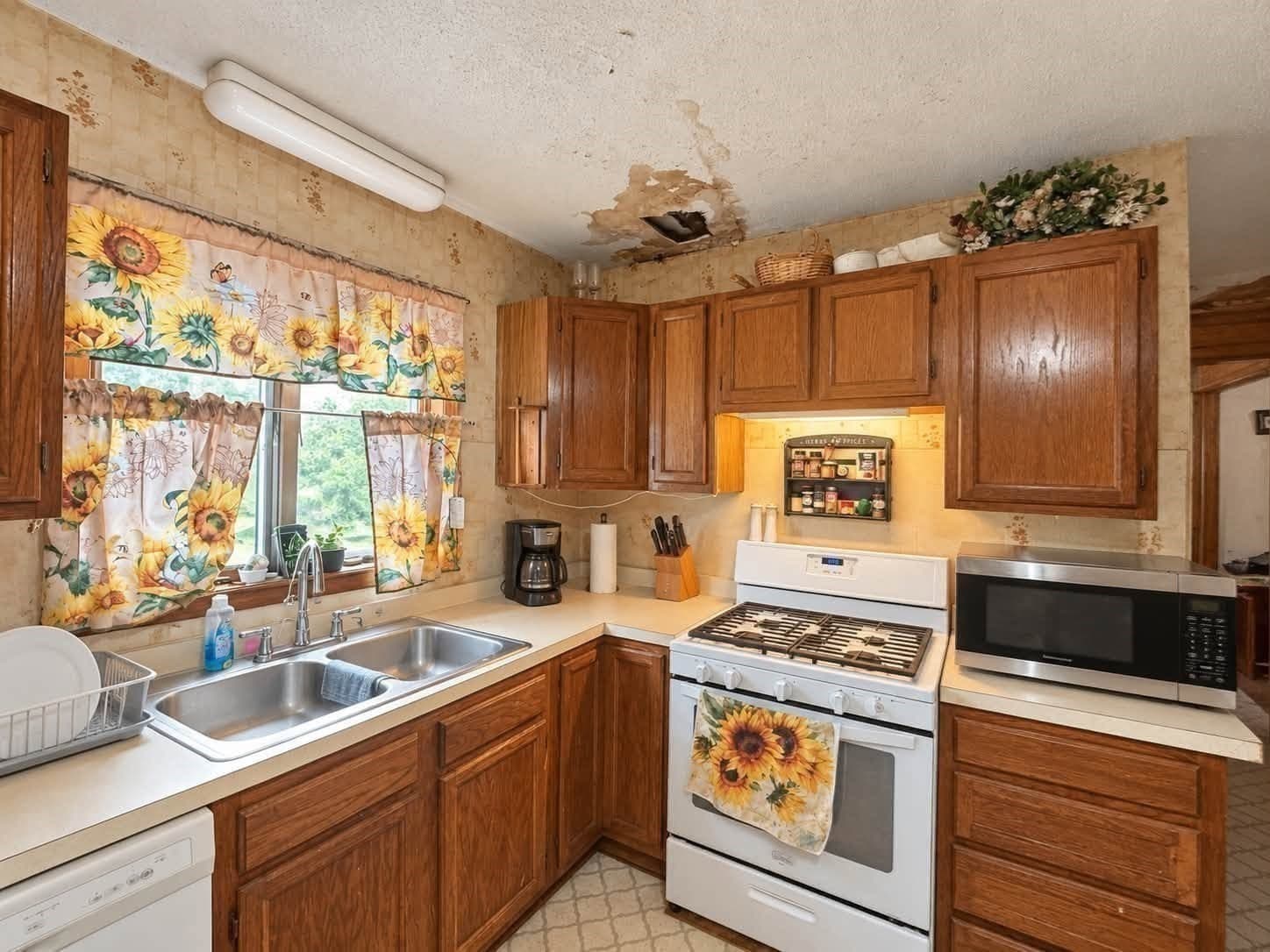 Single Family Residence at 90 College St, Chicopee MA 01020, Chicopee, photo 5 of 17