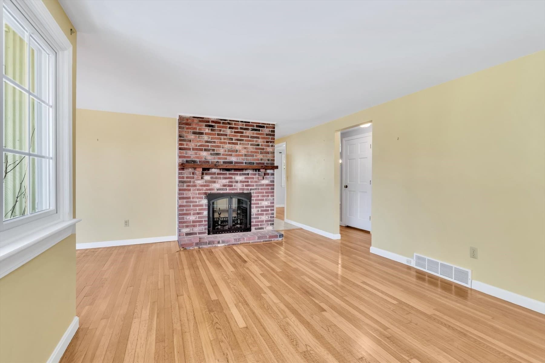 Single Family Residence at 105 Captain Chase Rd, Yarmouth MA 02601, Yarmouth, photo 6 of 39