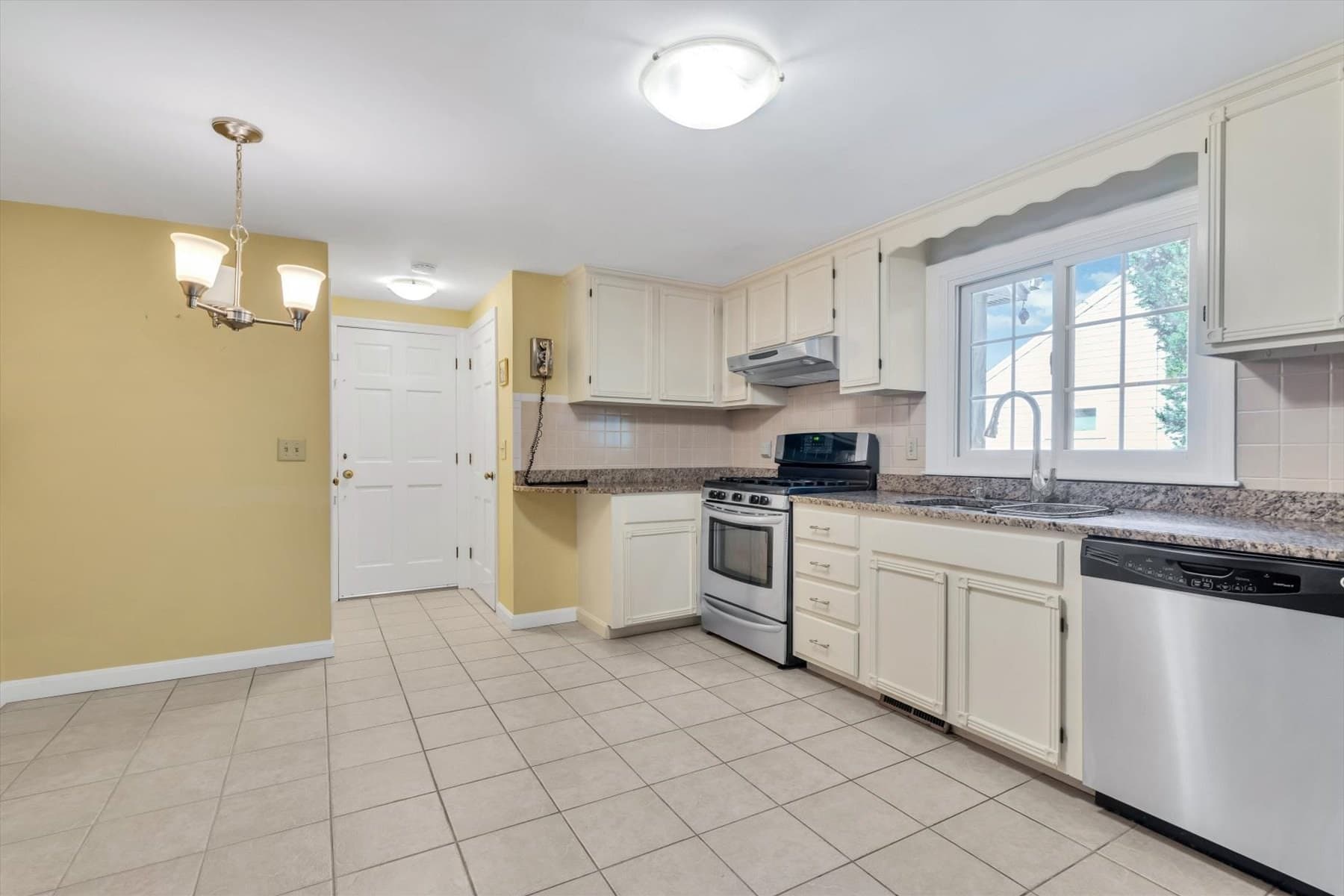 Single Family Residence at 105 Captain Chase Rd, Yarmouth MA 02601, Yarmouth, photo 10 of 39