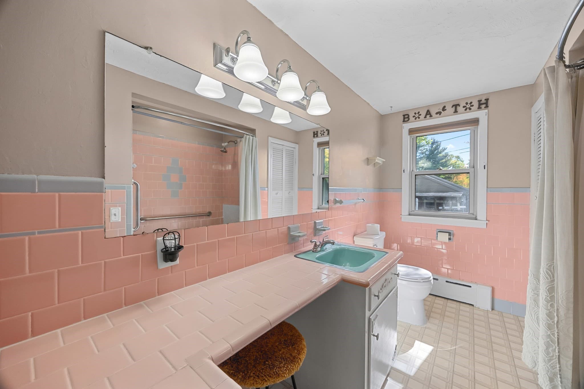 Single Family Residence at 26 Crowningshield Rd, Worcester MA 01604, Worcester, photo 13 of 36