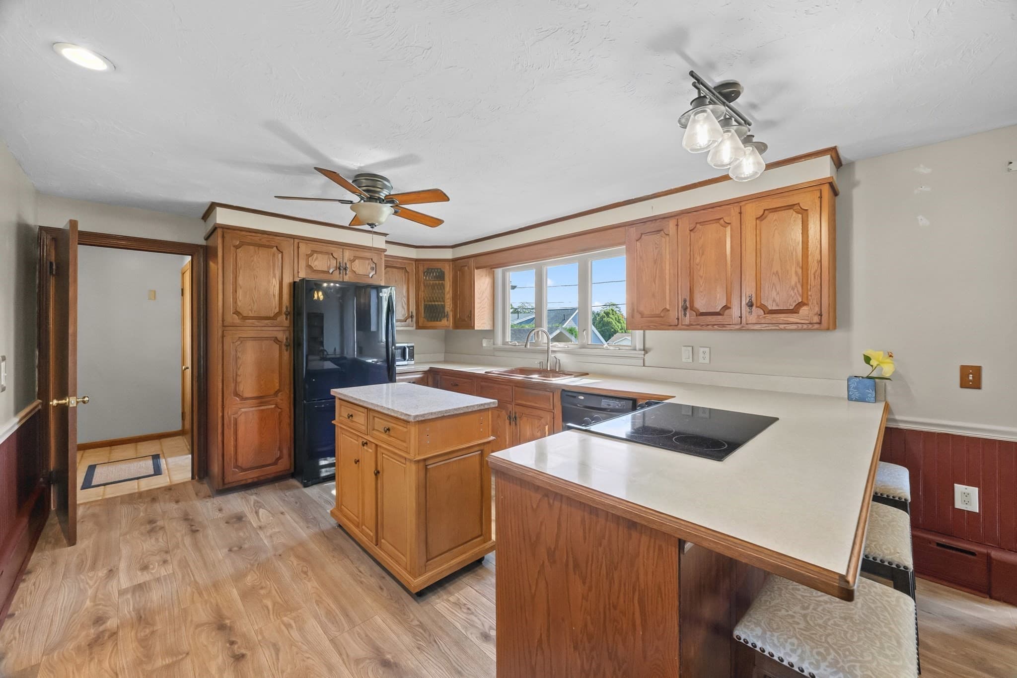 Single Family Residence at 26 Crowningshield Rd, Worcester MA 01604, Worcester, photo 9 of 36