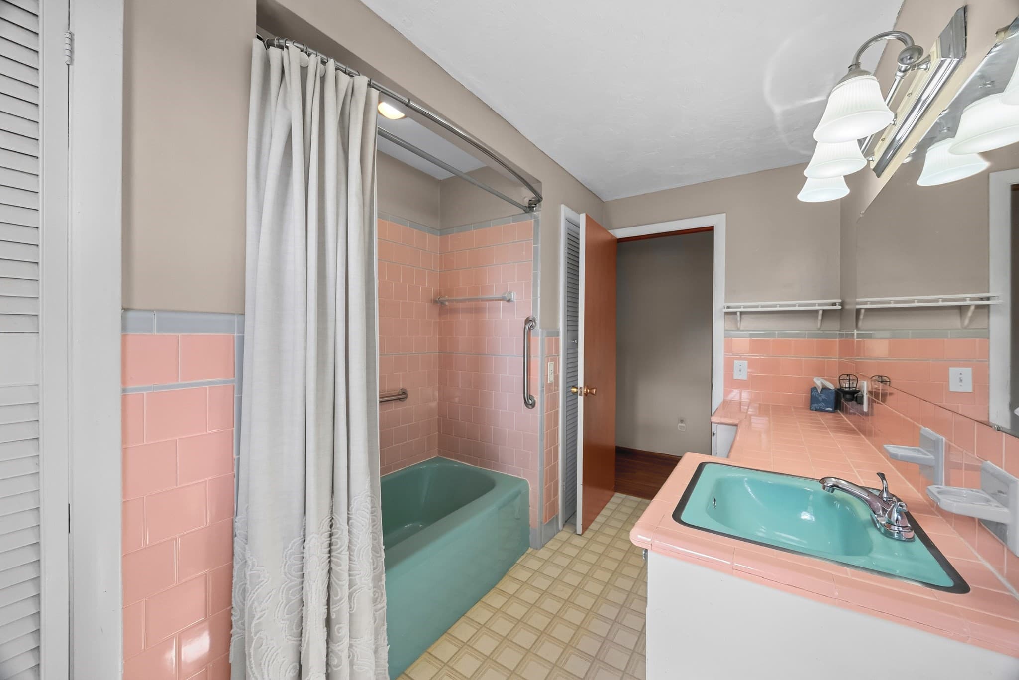 Single Family Residence at 26 Crowningshield Rd, Worcester MA 01604, Worcester, photo 14 of 36