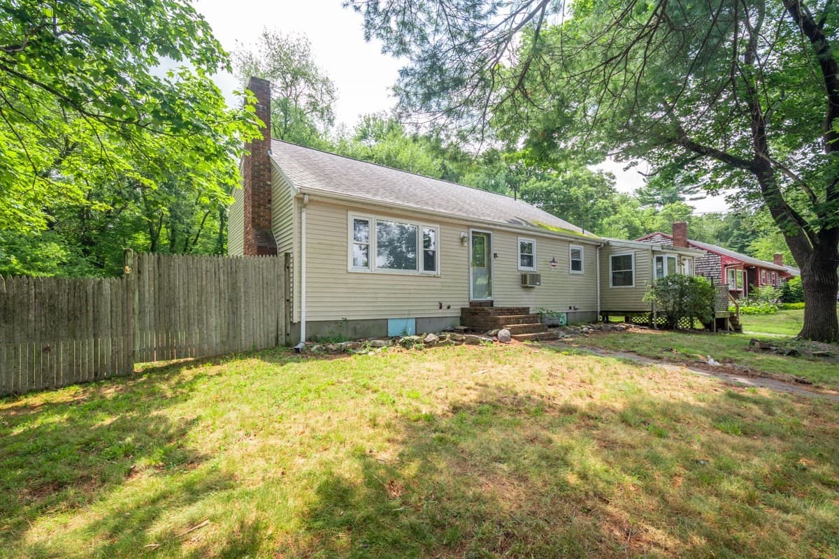 81 Border Rd, Holbrook MA 02343