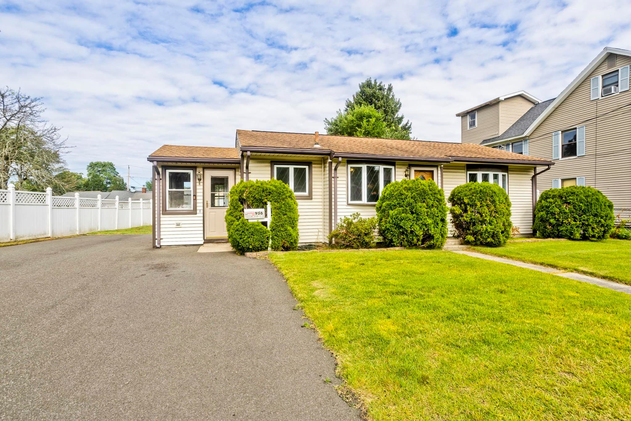 956 Granby Rd, Chicopee MA 01020