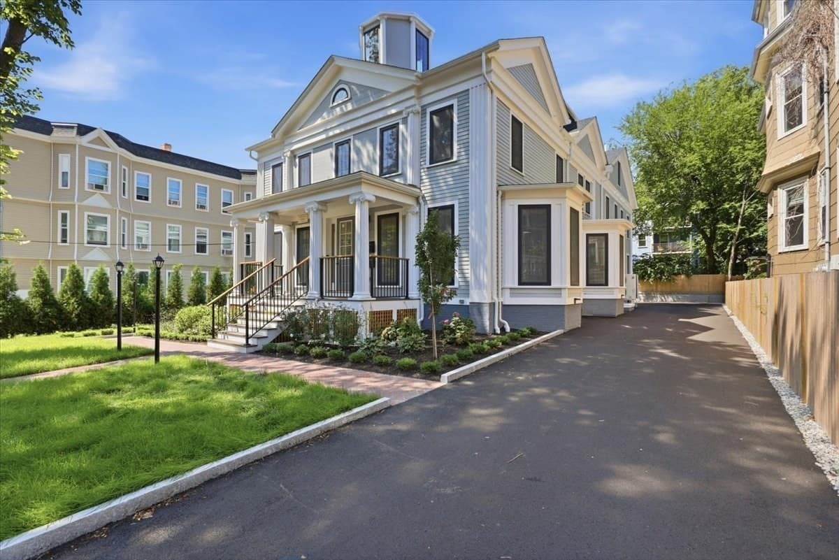 305 Chestnut Ave # 1, Boston MA 02130
