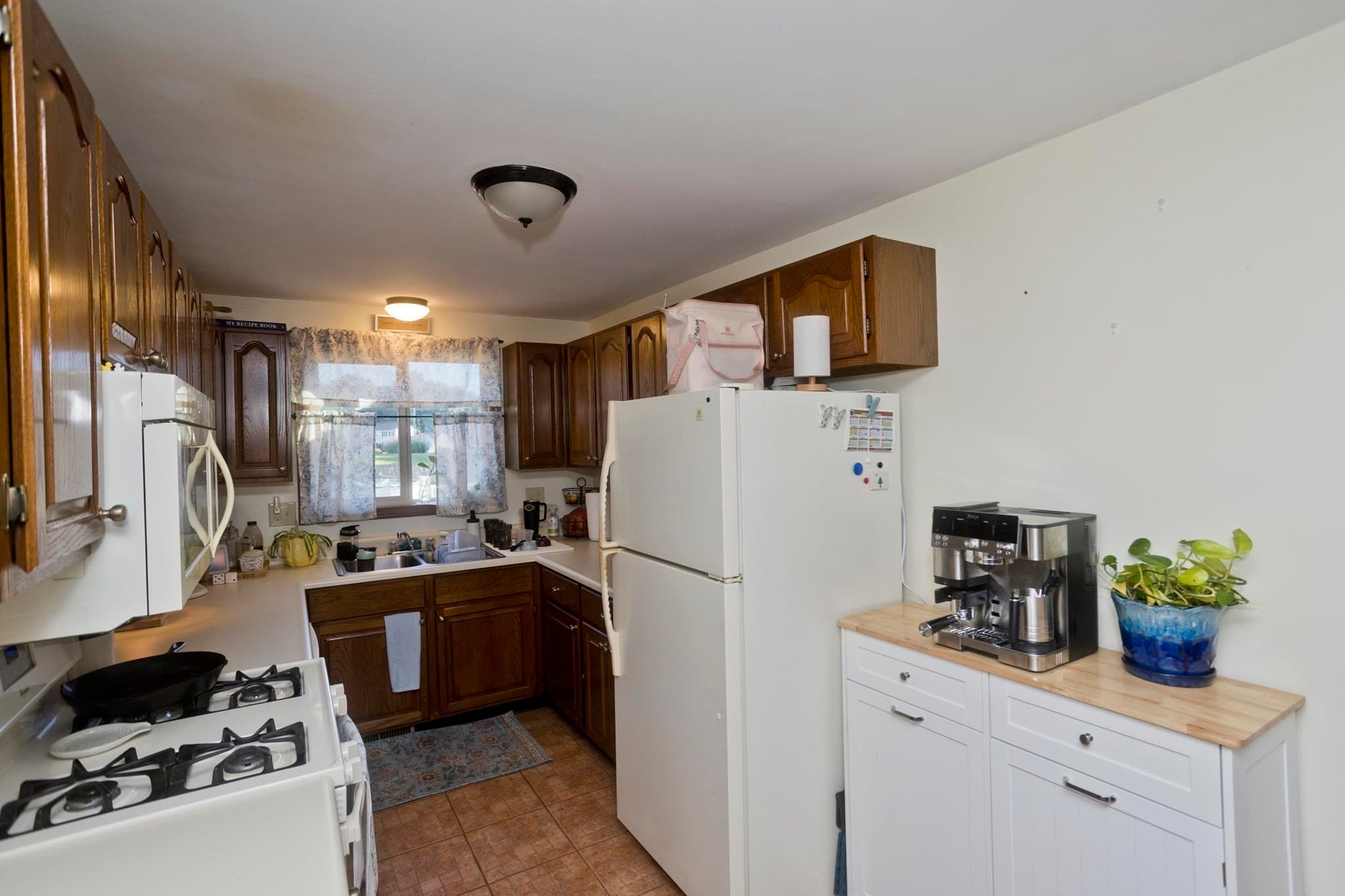 Single Family Residence at 20 Meadow Ave, Agawam MA 01001, Agawam, photo 3 of 20