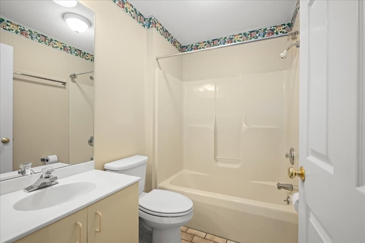 Condominium at 16 Bentwood Dr # 16, Sturbridge MA 01566, Sturbridge, photo 23 of 39