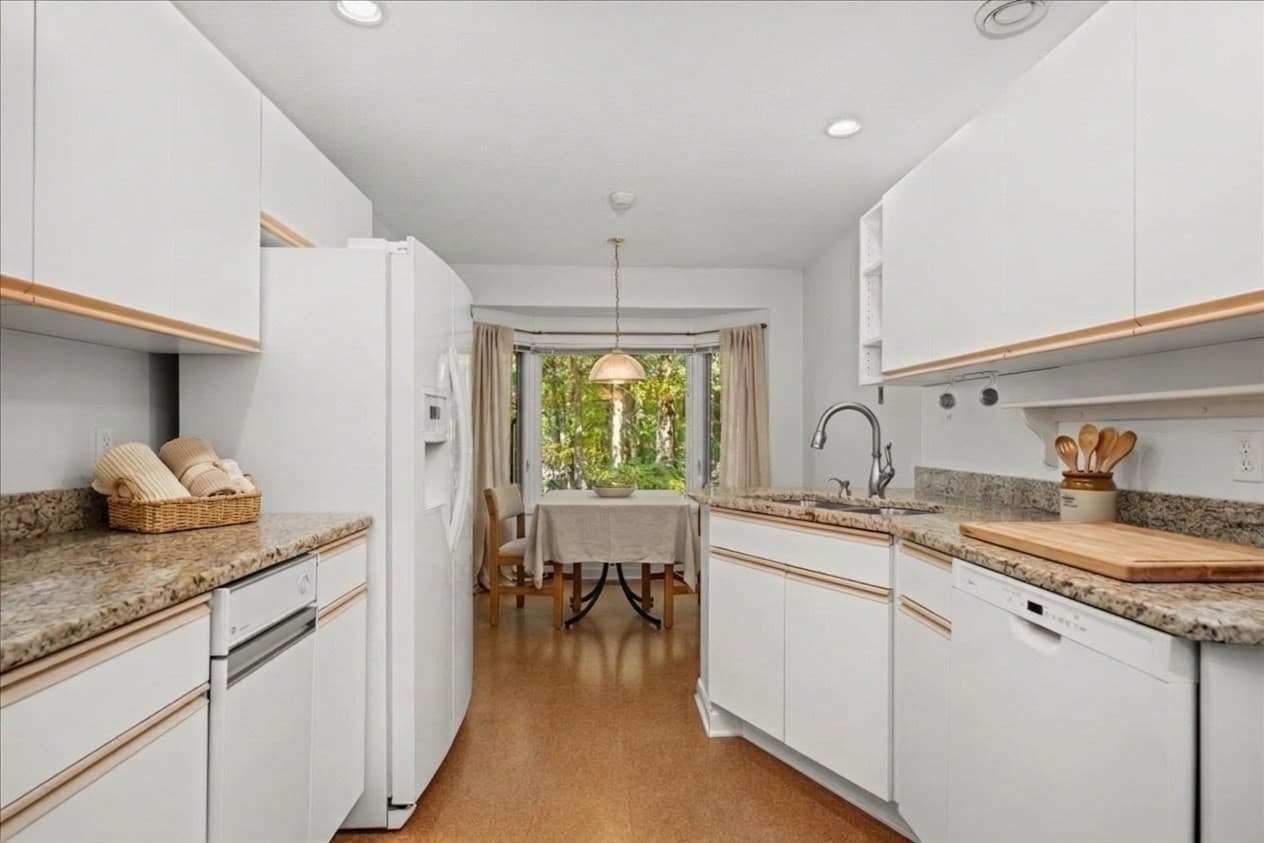 Condominium at 16 Bentwood Dr # 16, Sturbridge MA 01566, Sturbridge, photo 3 of 39