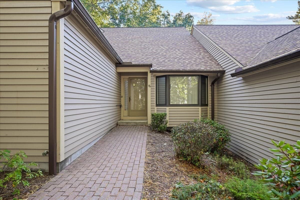 Condominium at 16 Bentwood Dr # 16, Sturbridge MA 01566, Sturbridge, photo 34 of 39