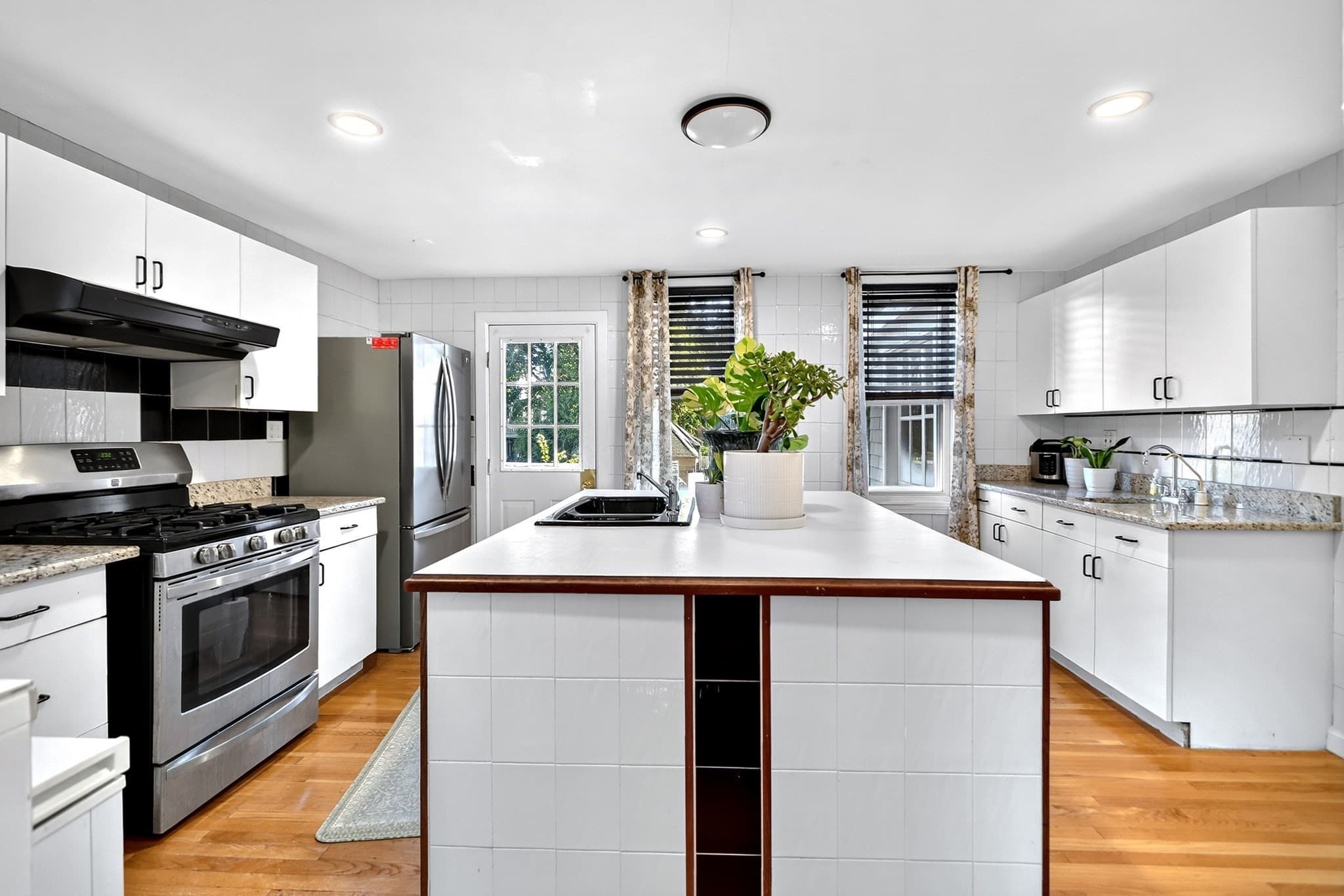 Condominium at 162 Brush Hill Rd # 2, Milton MA 02186, Milton, photo 2 of 30