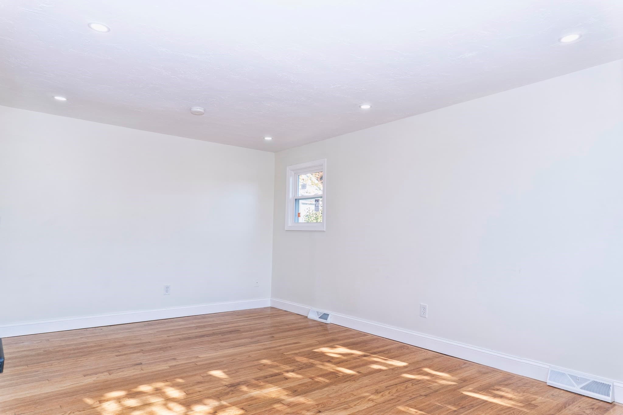 Single Family Residence at 32 Turnpike St, North Andover MA 01845, North Andover, photo 4 of 26