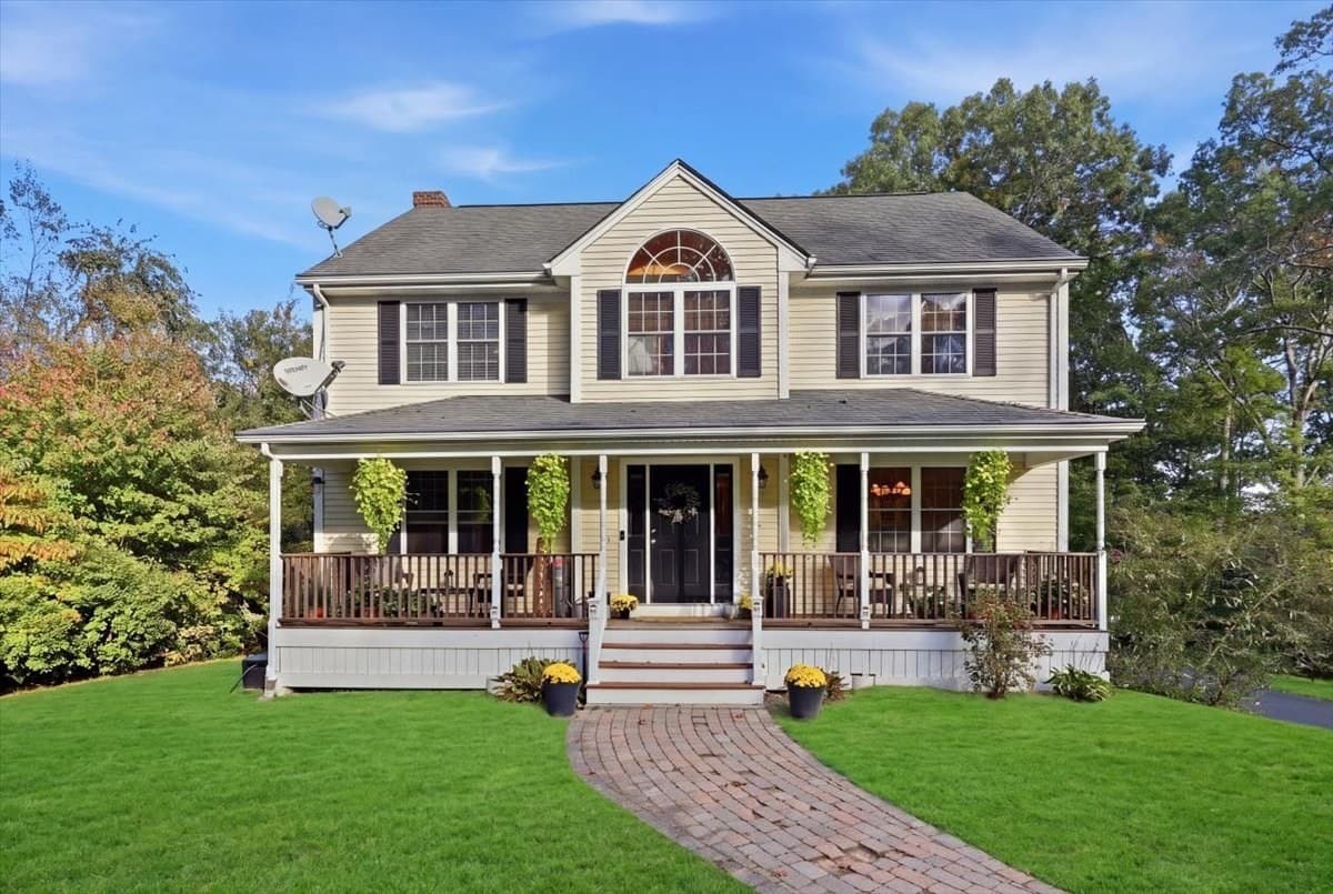 Single Family Residence at 319 Oak St, Swansea MA 02777, Swansea, photo 2 of 35