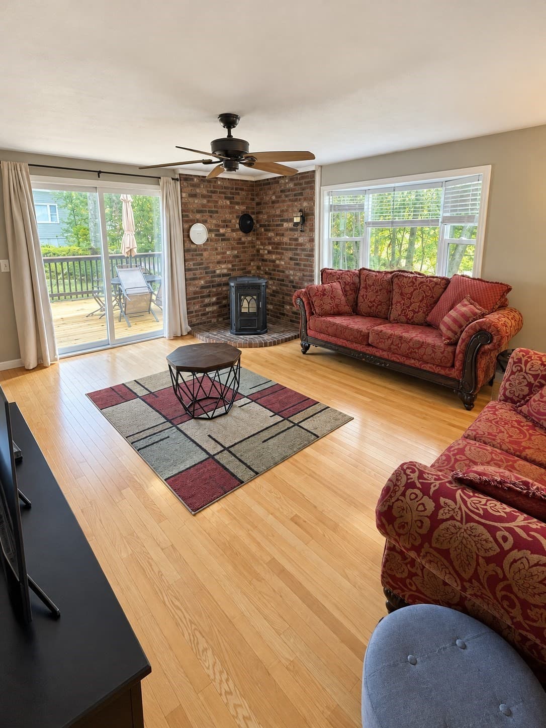 Single Family Residence at 32 Heroult Rd, Worcester MA 01606, Worcester, photo 4 of 34