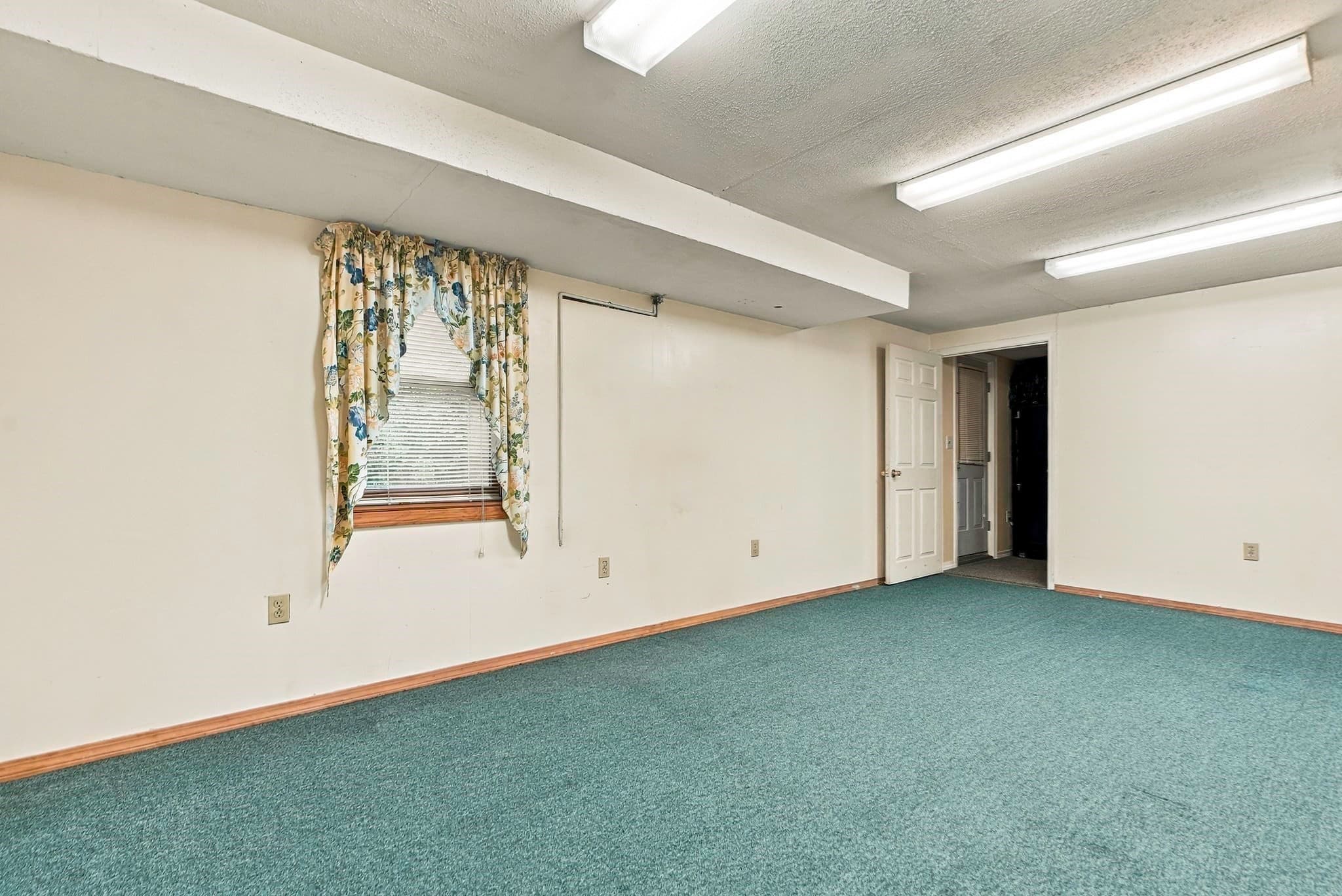Single Family Residence at 565 Hartford Ave E, Uxbridge MA 01569, Uxbridge, photo 17 of 25
