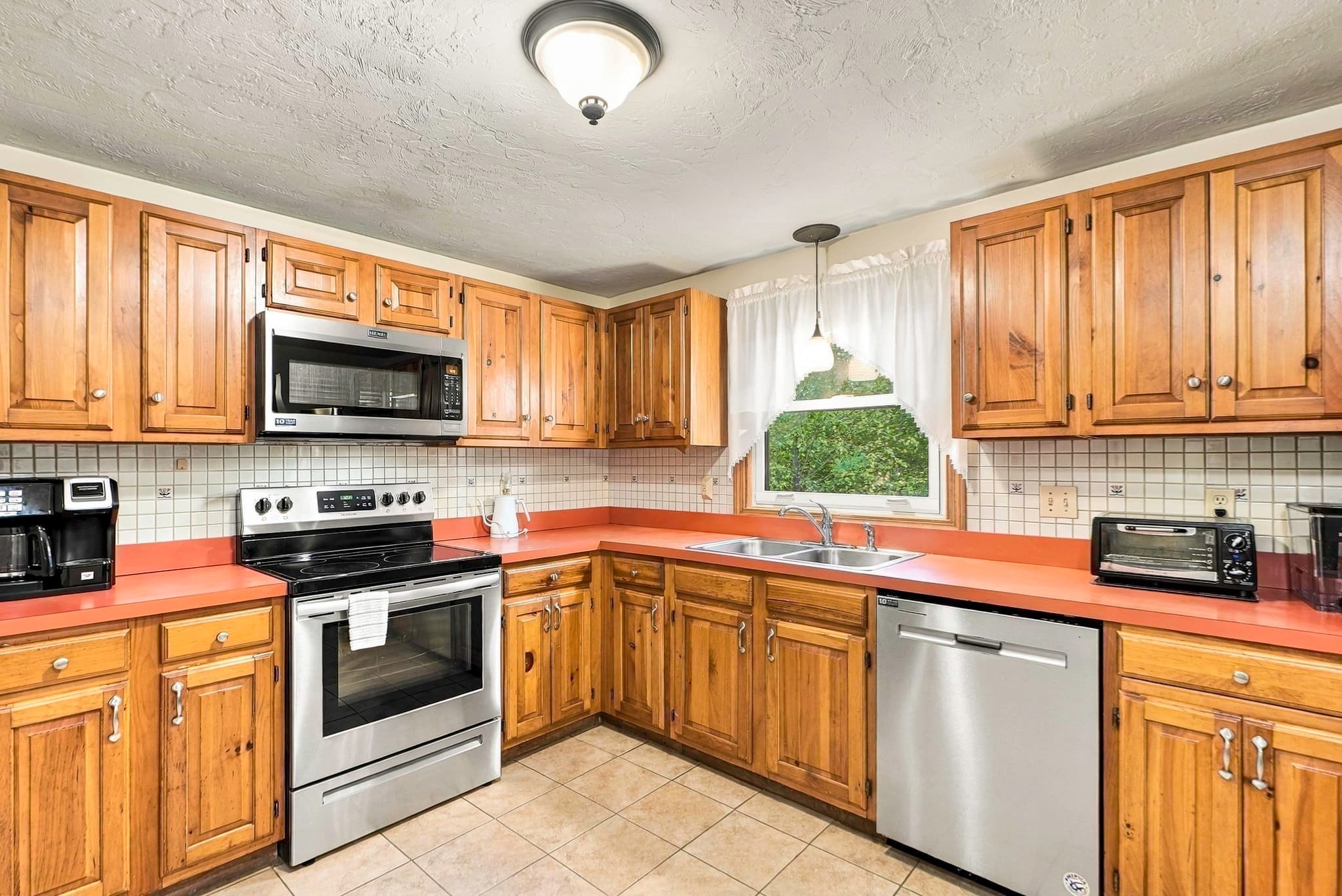 Single Family Residence at 565 Hartford Ave E, Uxbridge MA 01569, Uxbridge, photo 9 of 25