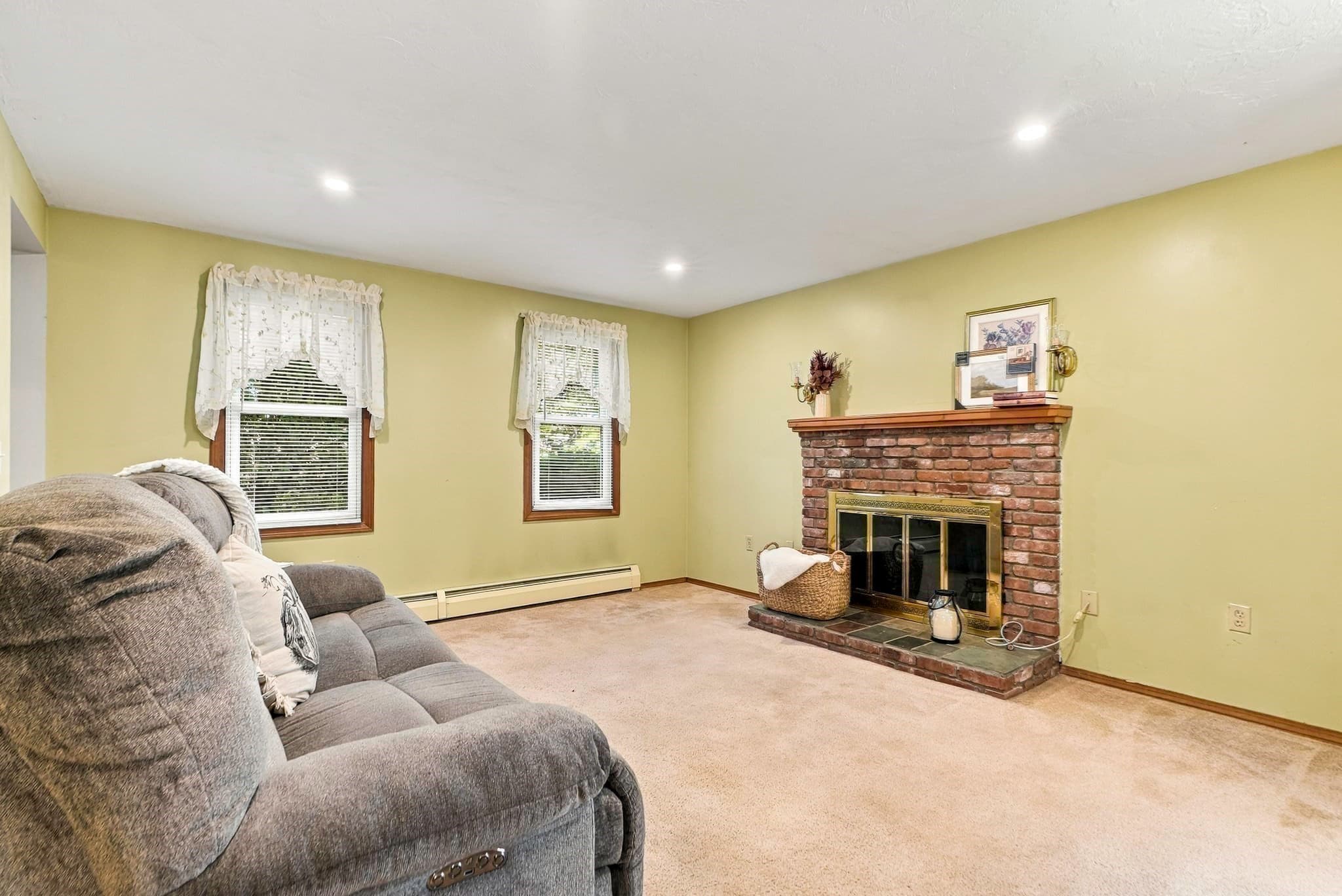 Single Family Residence at 565 Hartford Ave E, Uxbridge MA 01569, Uxbridge, photo 11 of 25