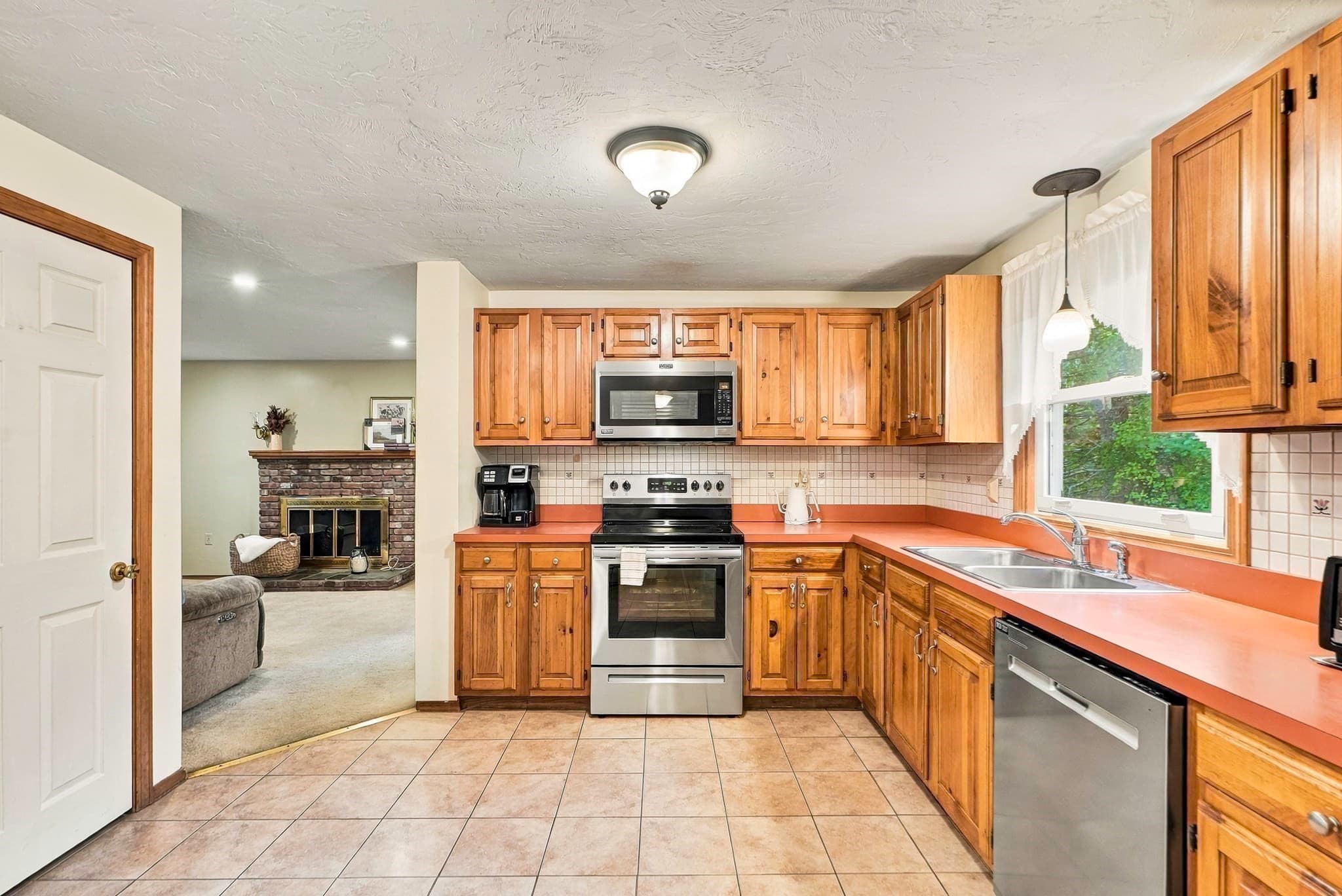 Single Family Residence at 565 Hartford Ave E, Uxbridge MA 01569, Uxbridge, photo 8 of 25