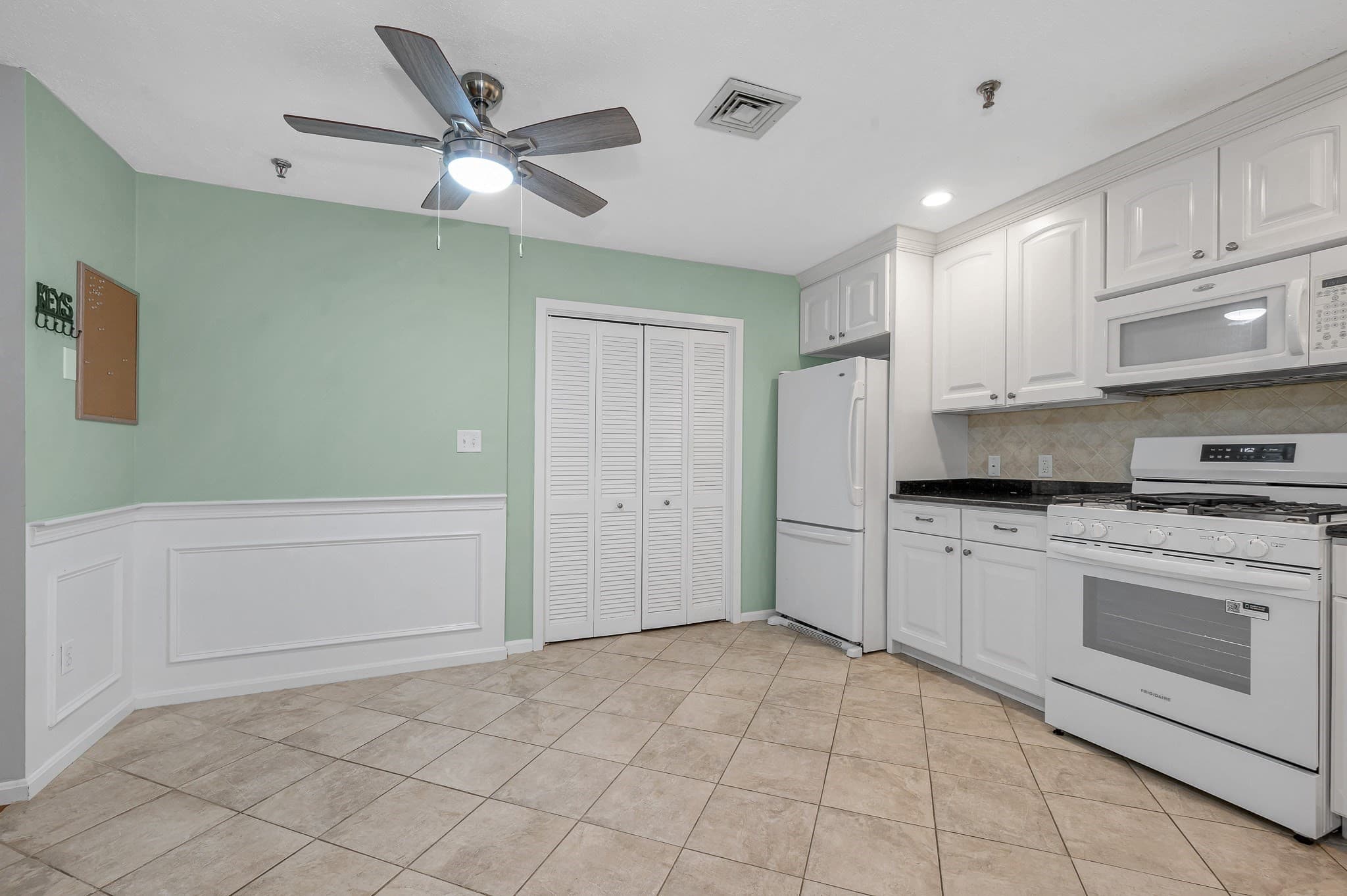 Condominium at 21 Dallas Dr # 202, Dracut MA 01826, Dracut, photo 7 of 29