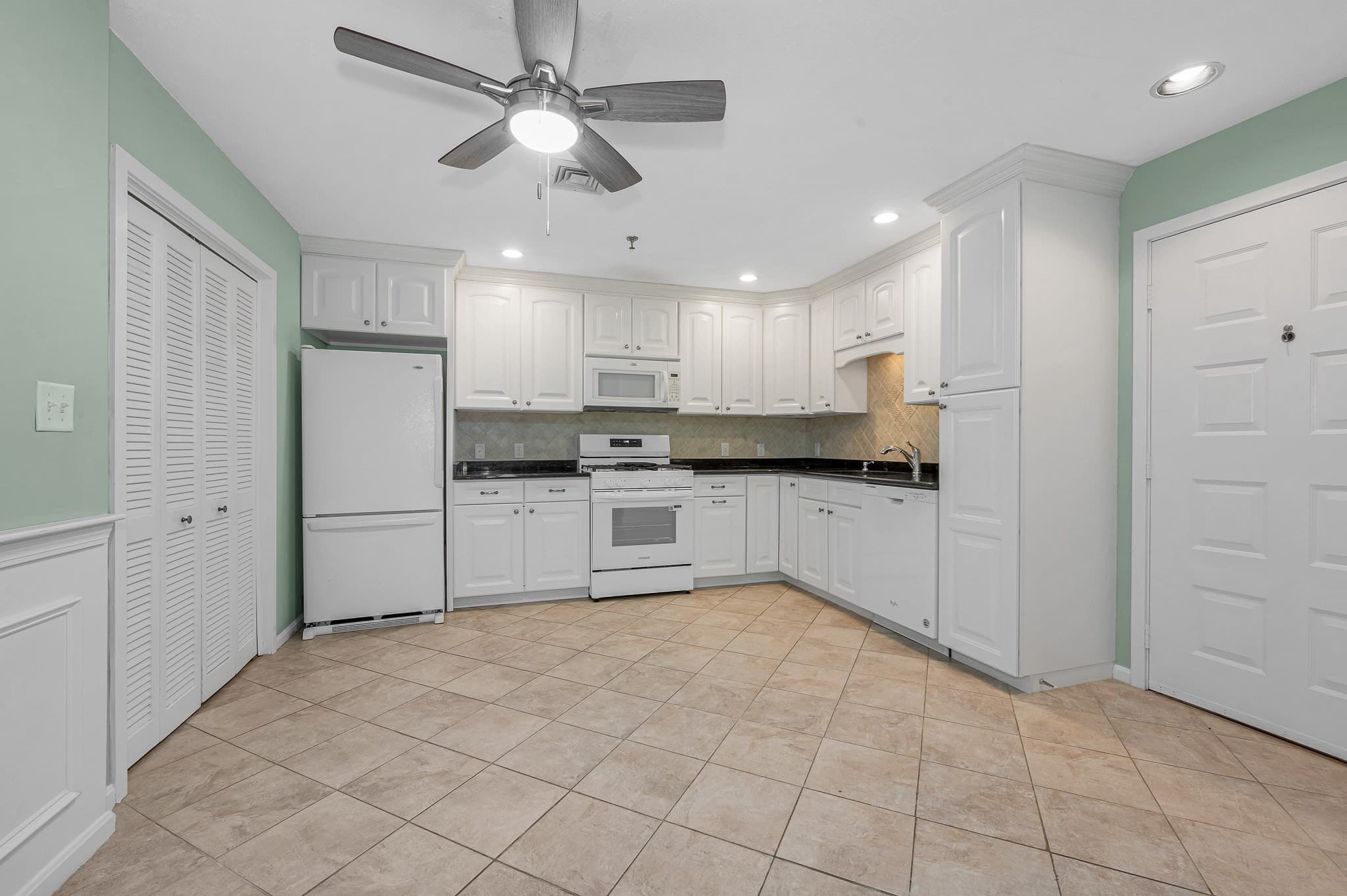 Condominium at 21 Dallas Dr # 202, Dracut MA 01826, Dracut, photo 3 of 29