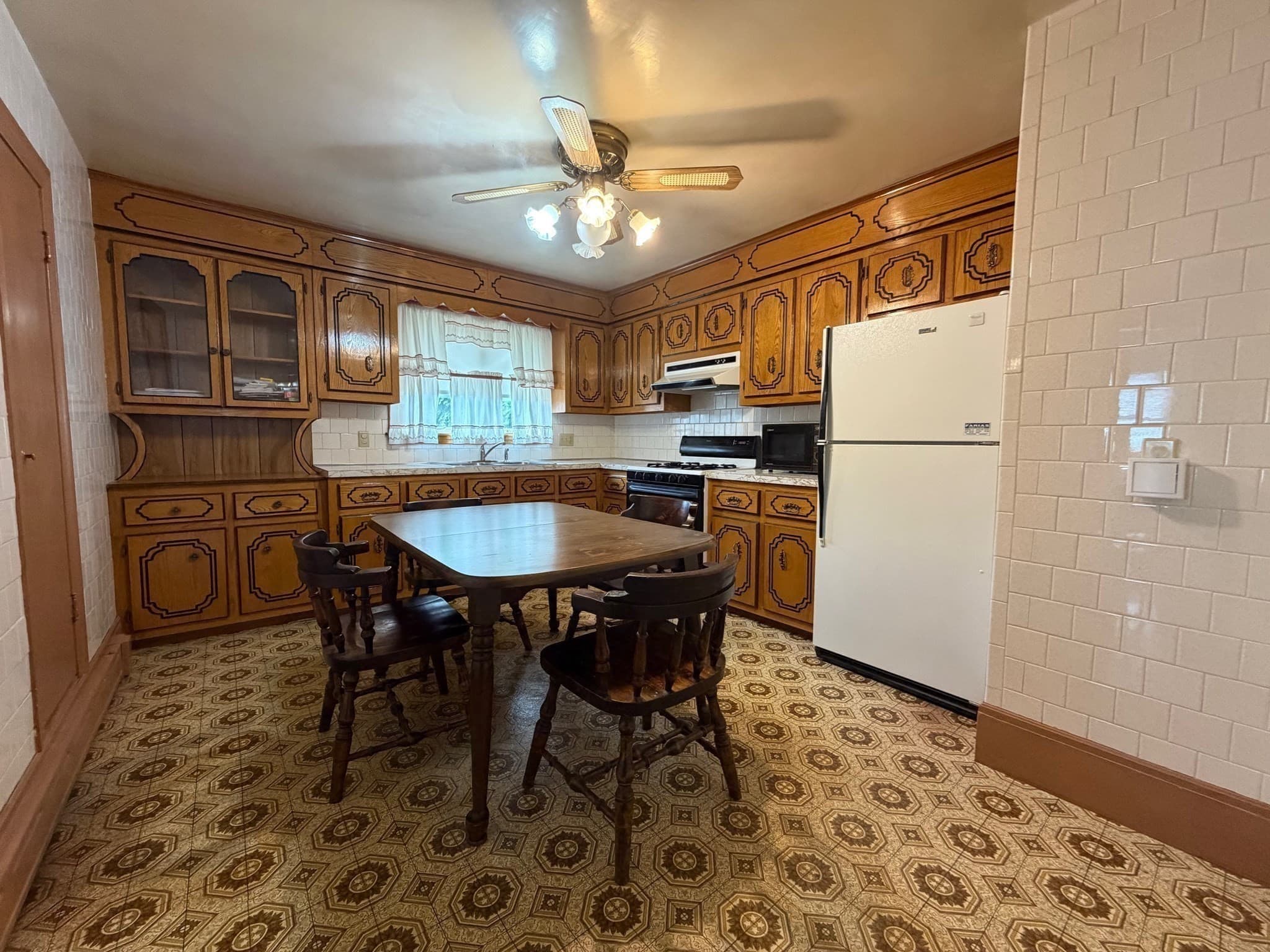 Single Family Residence at 366 Conduit St, New Bedford MA 02745, New Bedford, photo 6 of 19