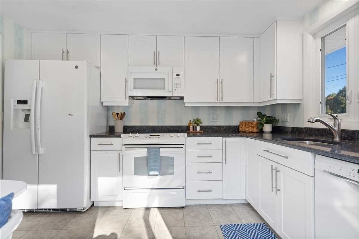 Single Family Residence at 29 Laurel Hill Ln, Holden MA 01520, photo 12 of 30