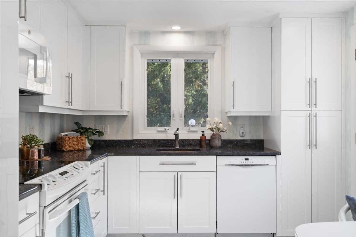 Single Family Residence at 29 Laurel Hill Ln, Holden MA 01520, photo 10 of 30